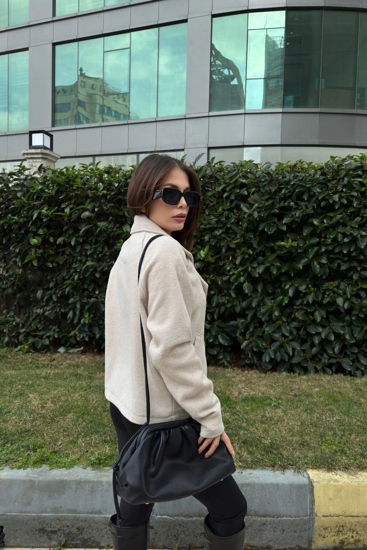 Kadın Bej Kruvaze Yaka, Çift Düğme, Rahat Kalıp, Fitilli Kaşe Kumaş Ceket