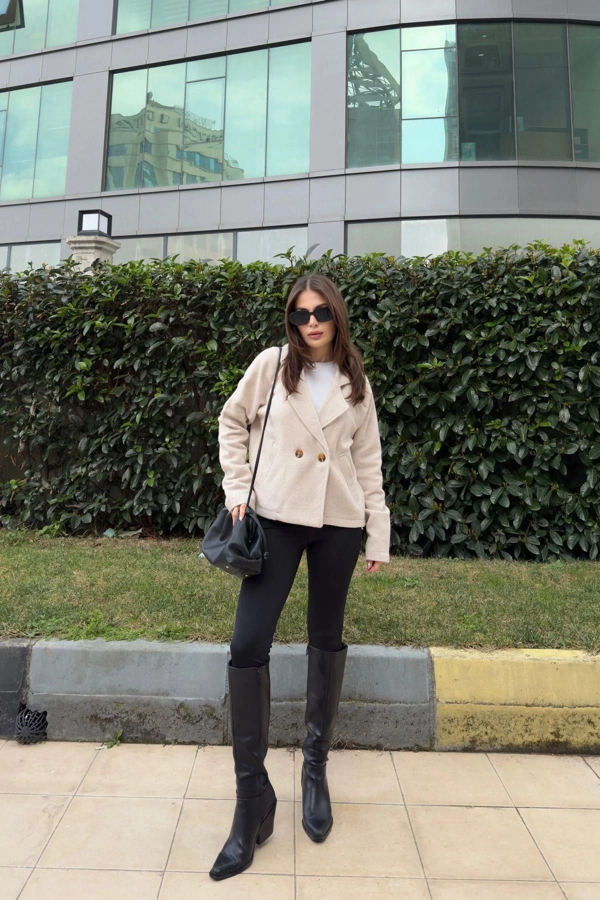 Kadın Bej Kruvaze Yaka, Çift Düğme, Rahat Kalıp, Fitilli Kaşe Kumaş Ceket