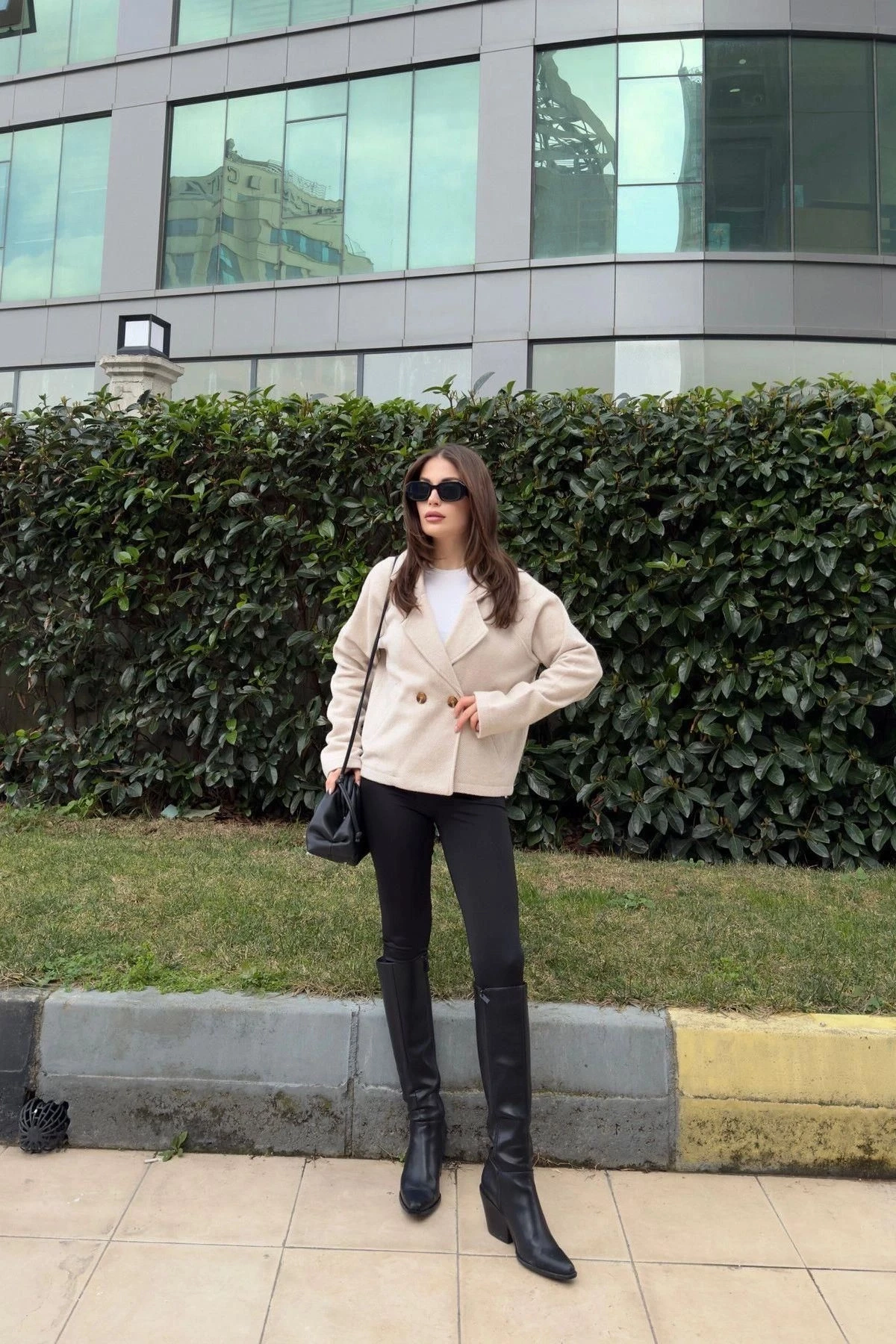 Kadın Bej Kruvaze Yaka, Çift Düğme, Rahat Kalıp, Fitilli Kaşe Kumaş Ceket