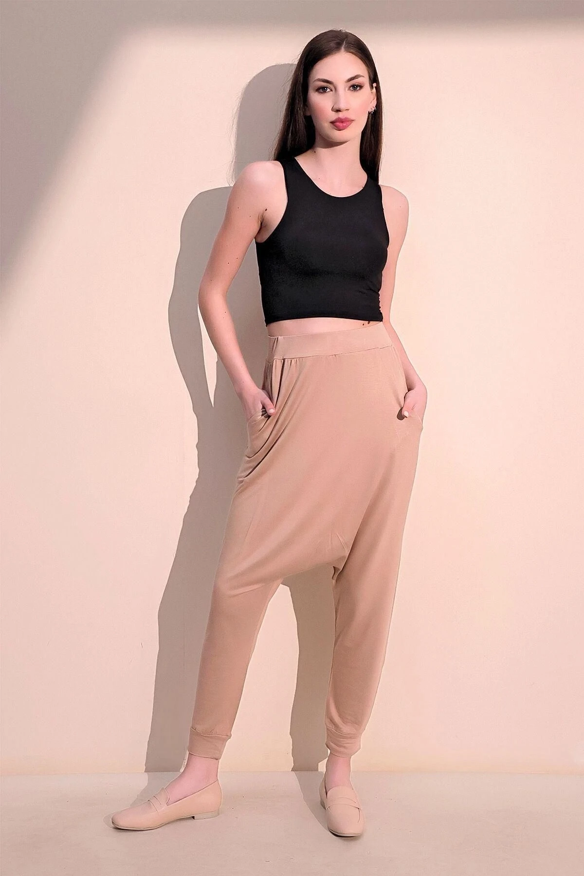 Kadın Bej Rahat Kumaş Cepli Şalvar Pantolon, Beli ve Paçası Lastikli