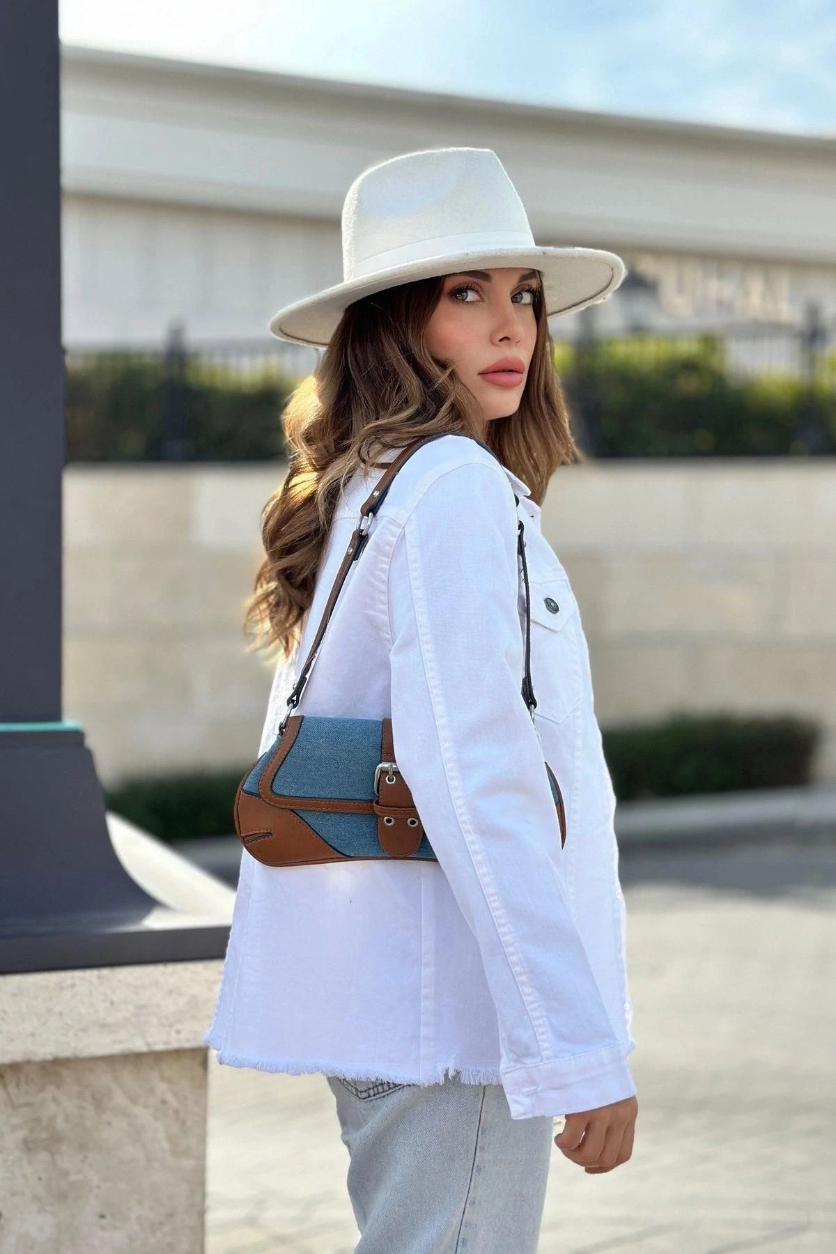 Kadın Beyaz Çift Cepli, Eteği Püsküllü, Kaliteli Jeans Kumaş, Rahat Kesim, Kot Ceket