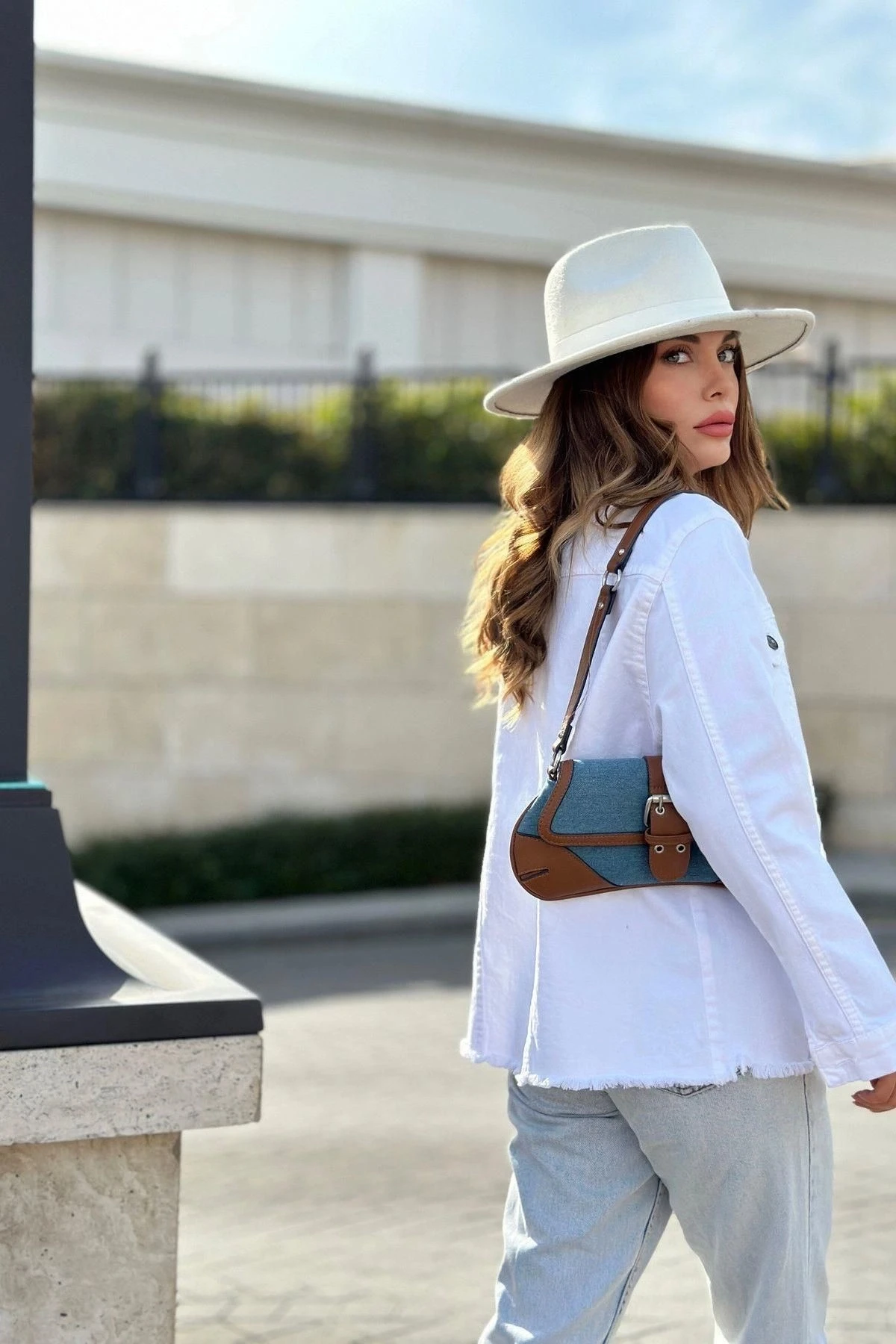 Kadın Beyaz Çift Cepli, Eteği Püsküllü, Kaliteli Jeans Kumaş, Rahat Kesim, Kot Ceket