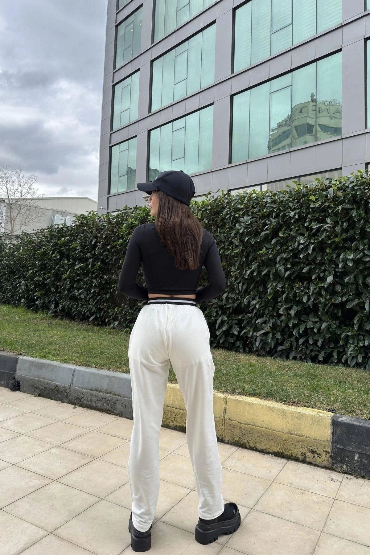 Kadın Beyaz Lastikli Bel, Bağcık Detaylı, Rahat Kalıp Eşofman Altı