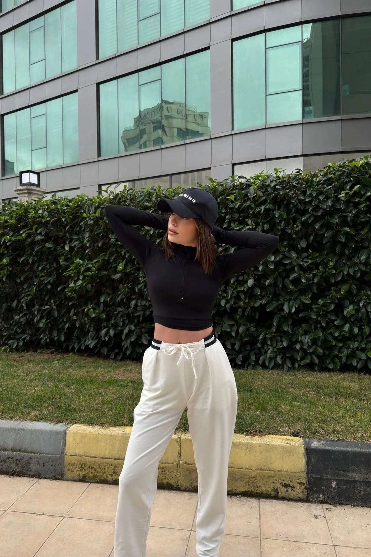 Kadın Beyaz Lastikli Bel, Bağcık Detaylı, Rahat Kalıp Eşofman Altı