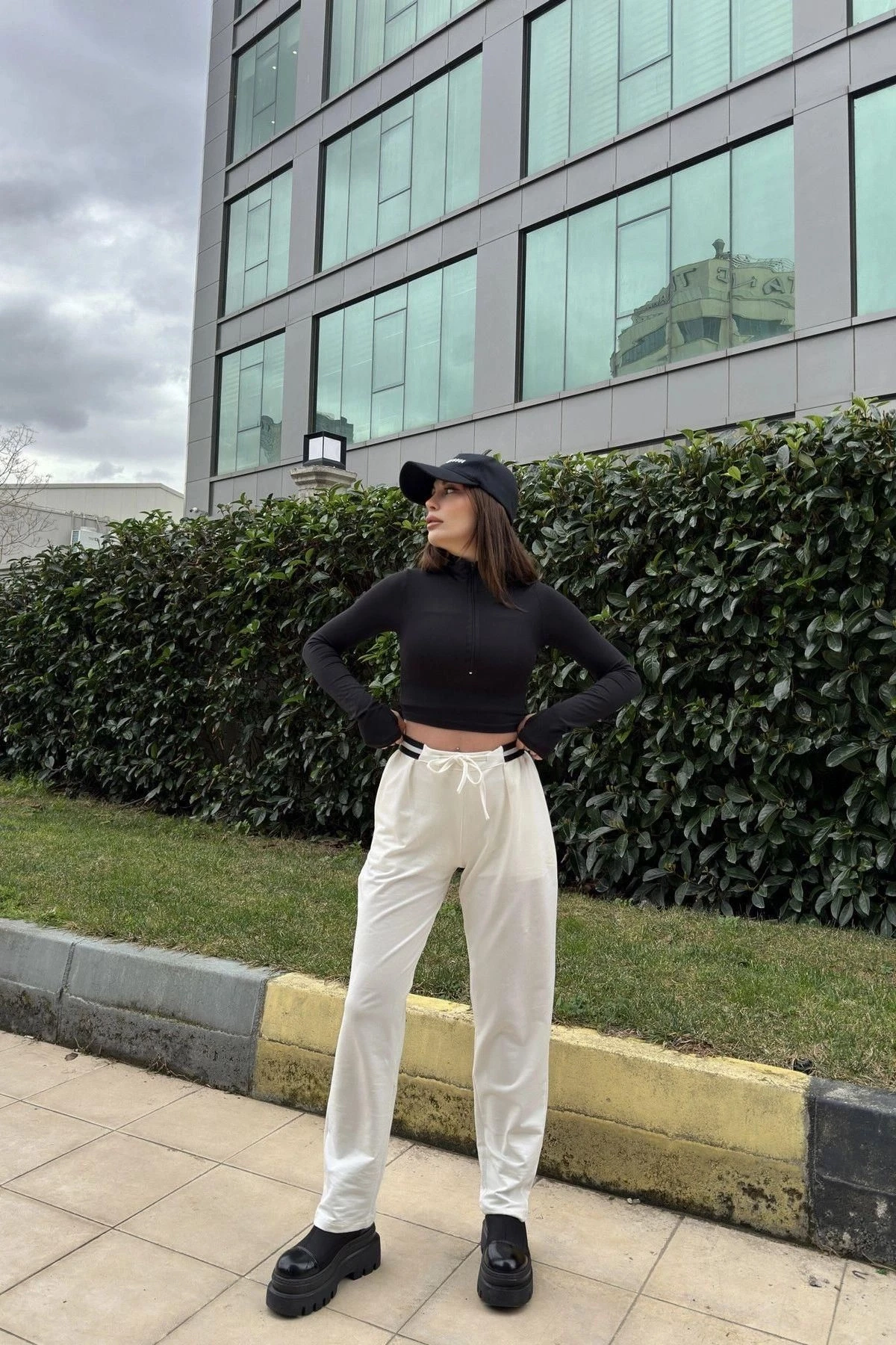 Kadın Beyaz Lastikli Bel, Bağcık Detaylı, Rahat Kalıp Eşofman Altı