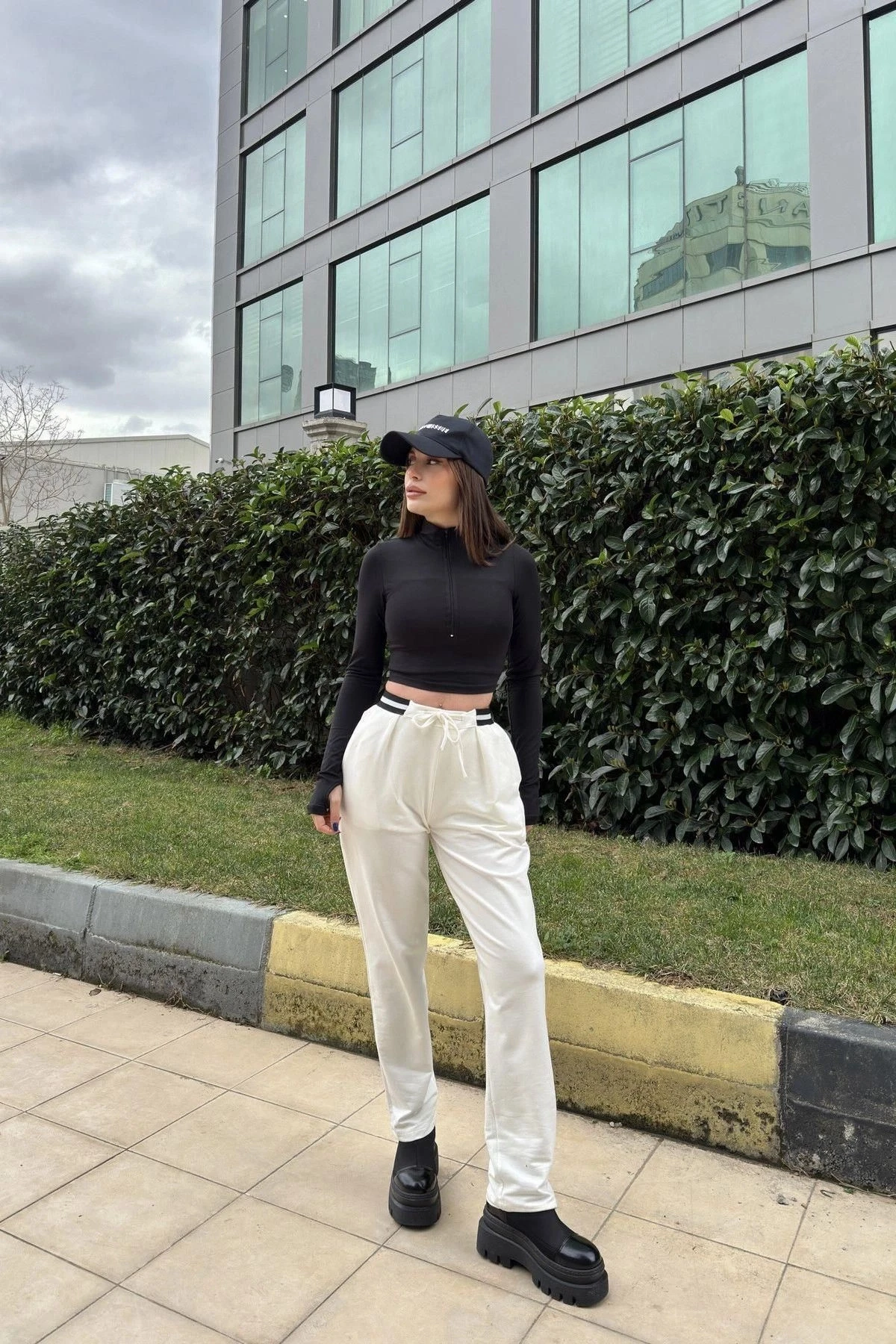 Kadın Beyaz Lastikli Bel, Bağcık Detaylı, Rahat Kalıp Eşofman Altı