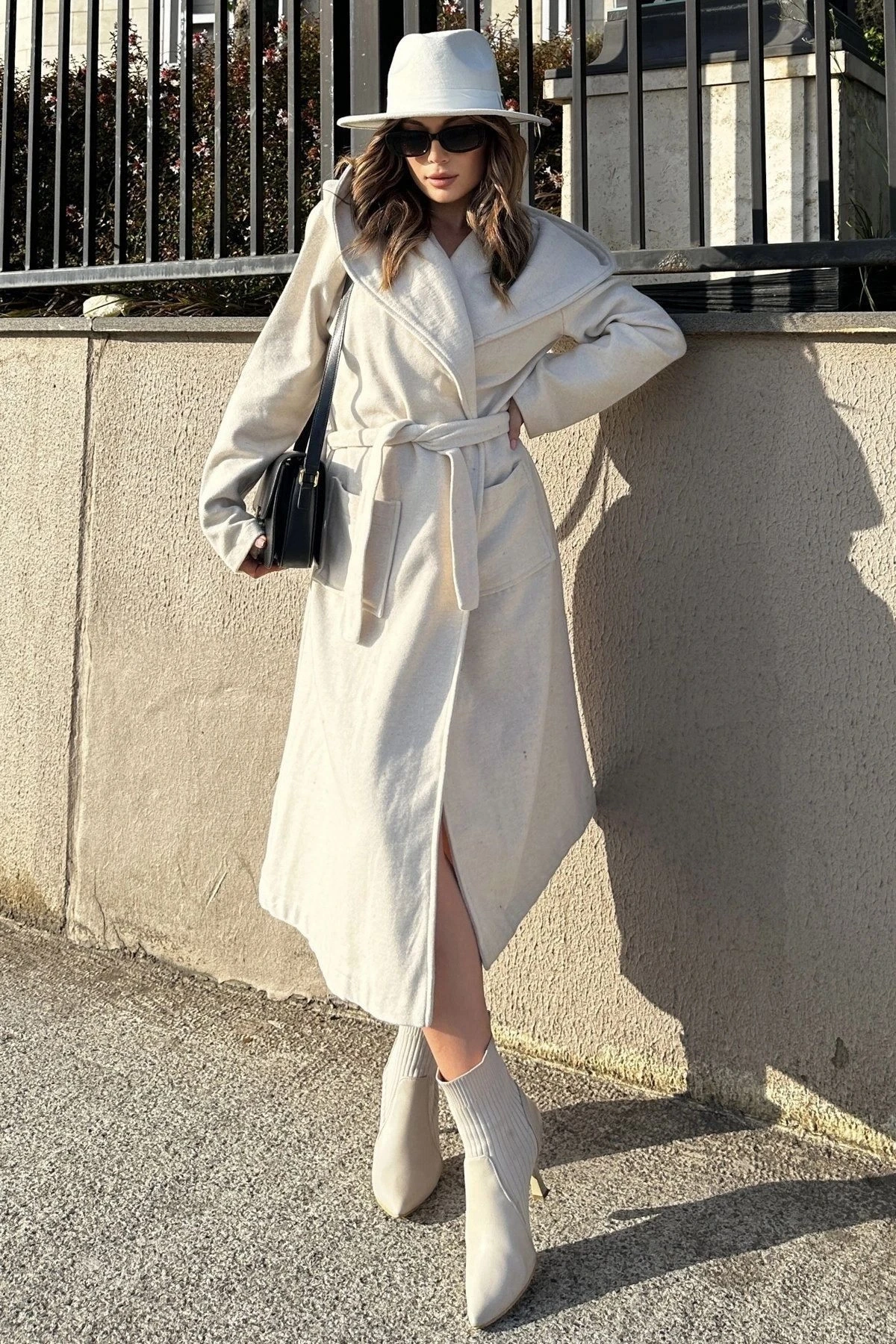 Kadın Ekru Kruvaze Yaka, Kapüşonlu, Çift Cepli, Beli Kemerli, Uzun Kaşe Kaban (ASTARSIZ)