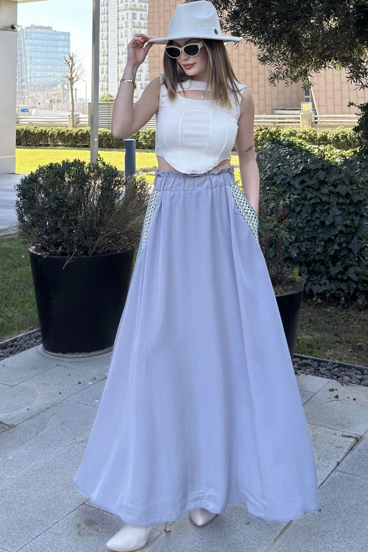 Kadın Gri Beli Lastikli, Cepleri Hasır İşlemeli, Rahat Kesim, Uzun Kiloş Etek