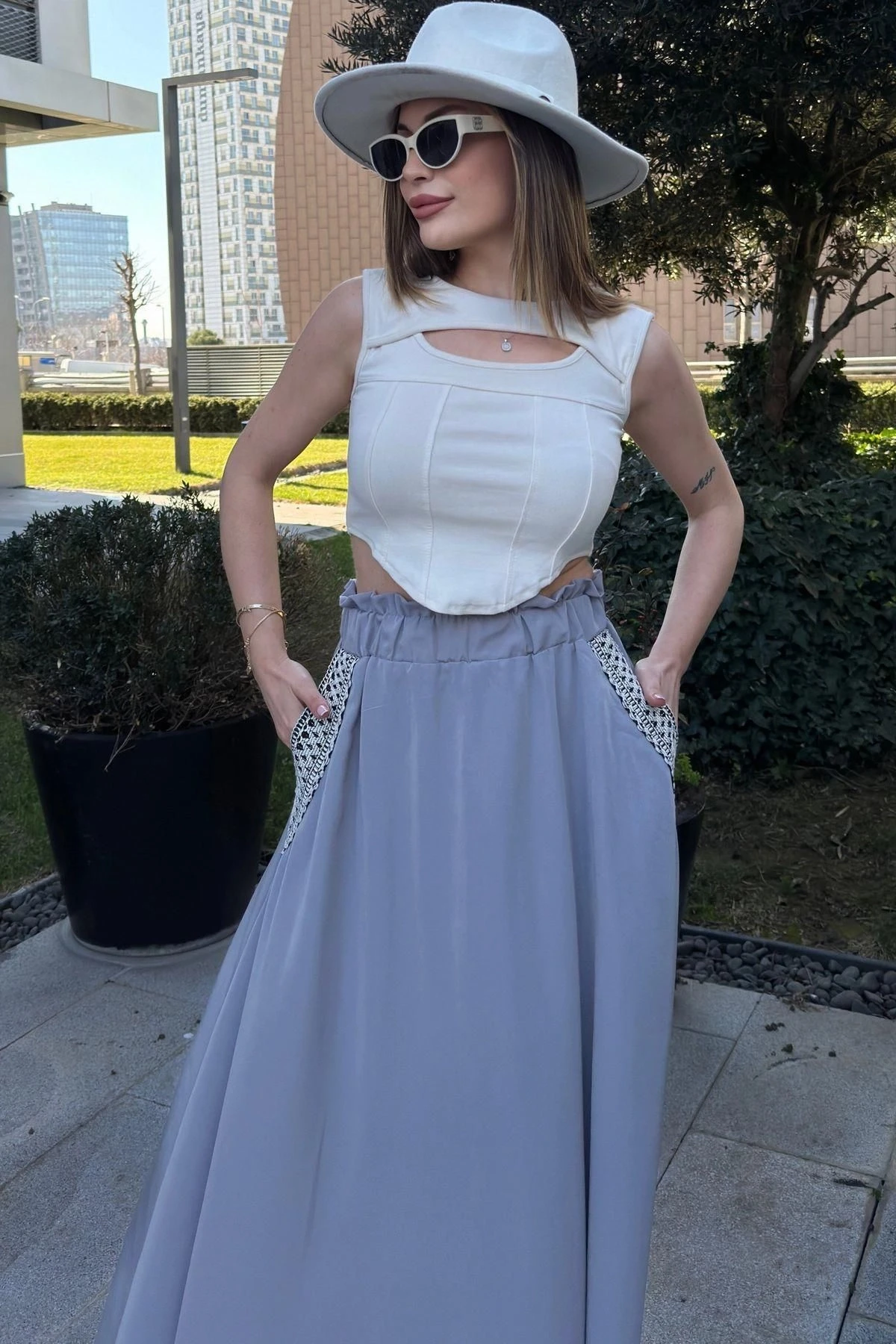 Kadın Gri Beli Lastikli, Cepleri Hasır İşlemeli, Rahat Kesim, Uzun Kiloş Etek