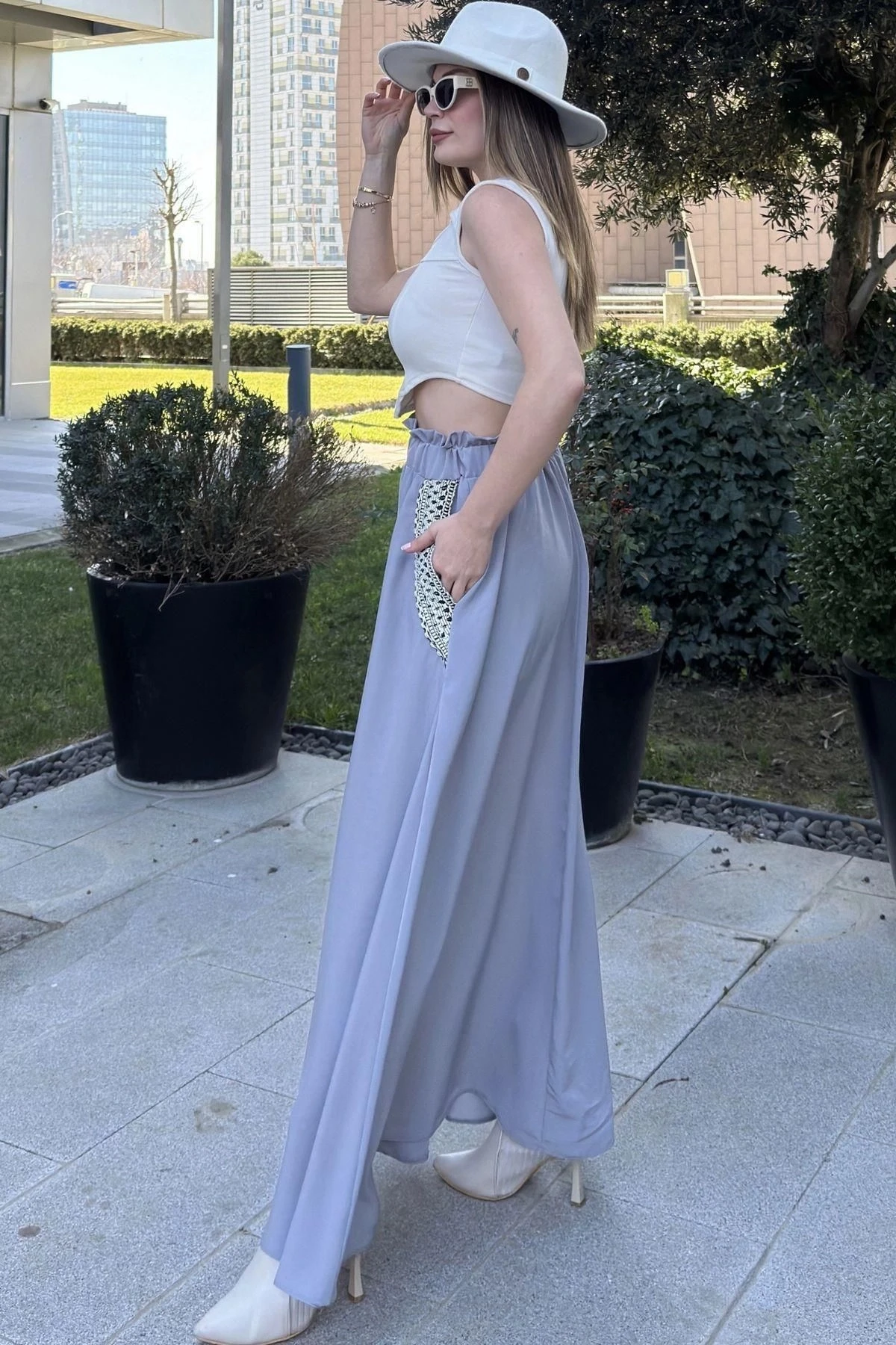 Kadın Gri Beli Lastikli, Cepleri Hasır İşlemeli, Rahat Kesim, Uzun Kiloş Etek