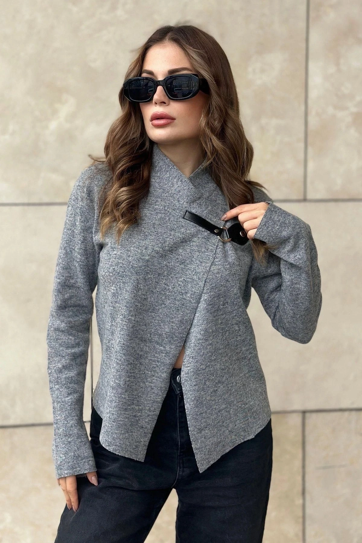 Kadın Gri Broş Yaka, Uzun Kol, Lazer Kesim, Dokulu Kumaş, Düğmesiz Ceket