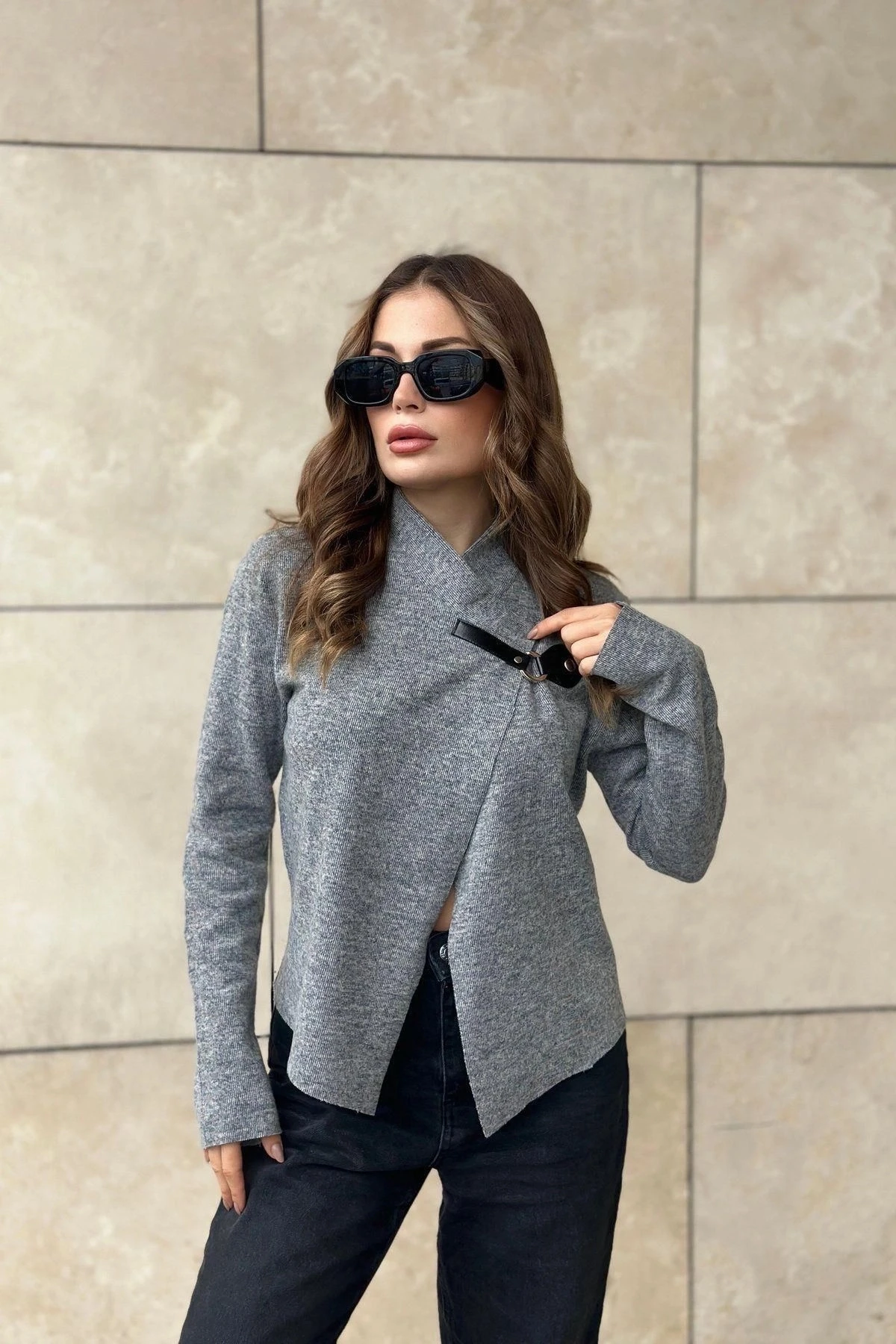 Kadın Gri Broş Yaka, Uzun Kol, Lazer Kesim, Dokulu Kumaş, Düğmesiz Ceket