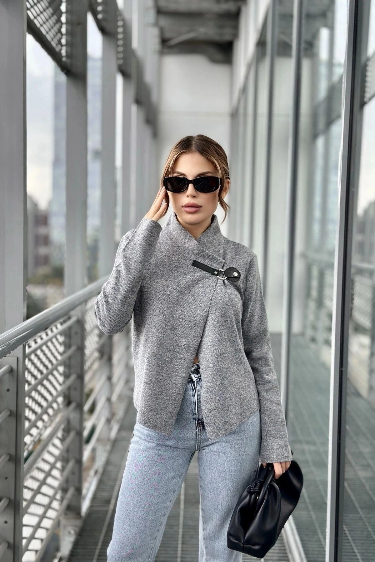 Kadın Gri Broş Yaka, Uzun Kol, Lazer Kesim, Dokulu Kumaş, Düğmesiz Ceket