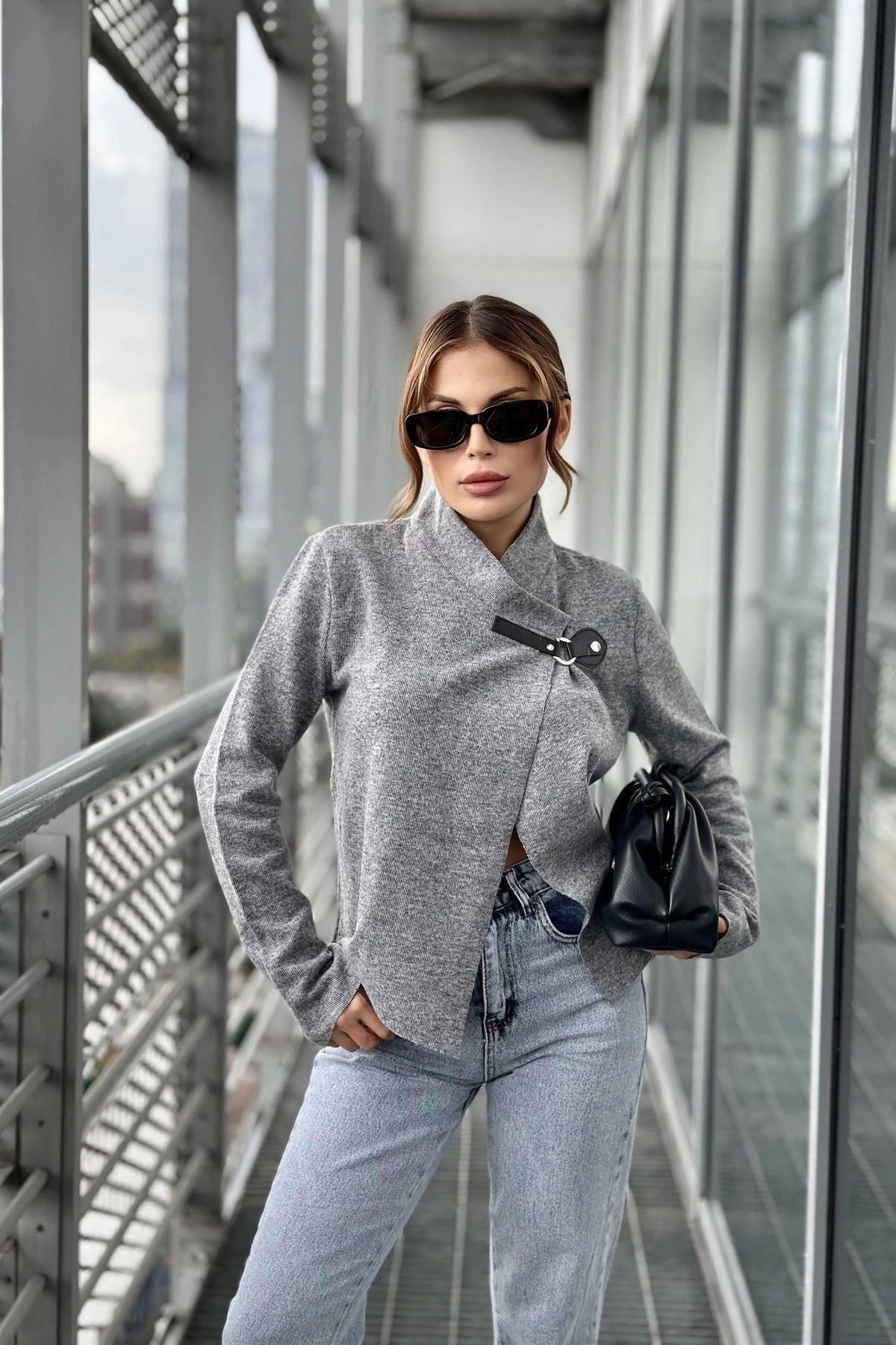 Kadın Gri Broş Yaka, Uzun Kol, Lazer Kesim, Dokulu Kumaş, Düğmesiz Ceket