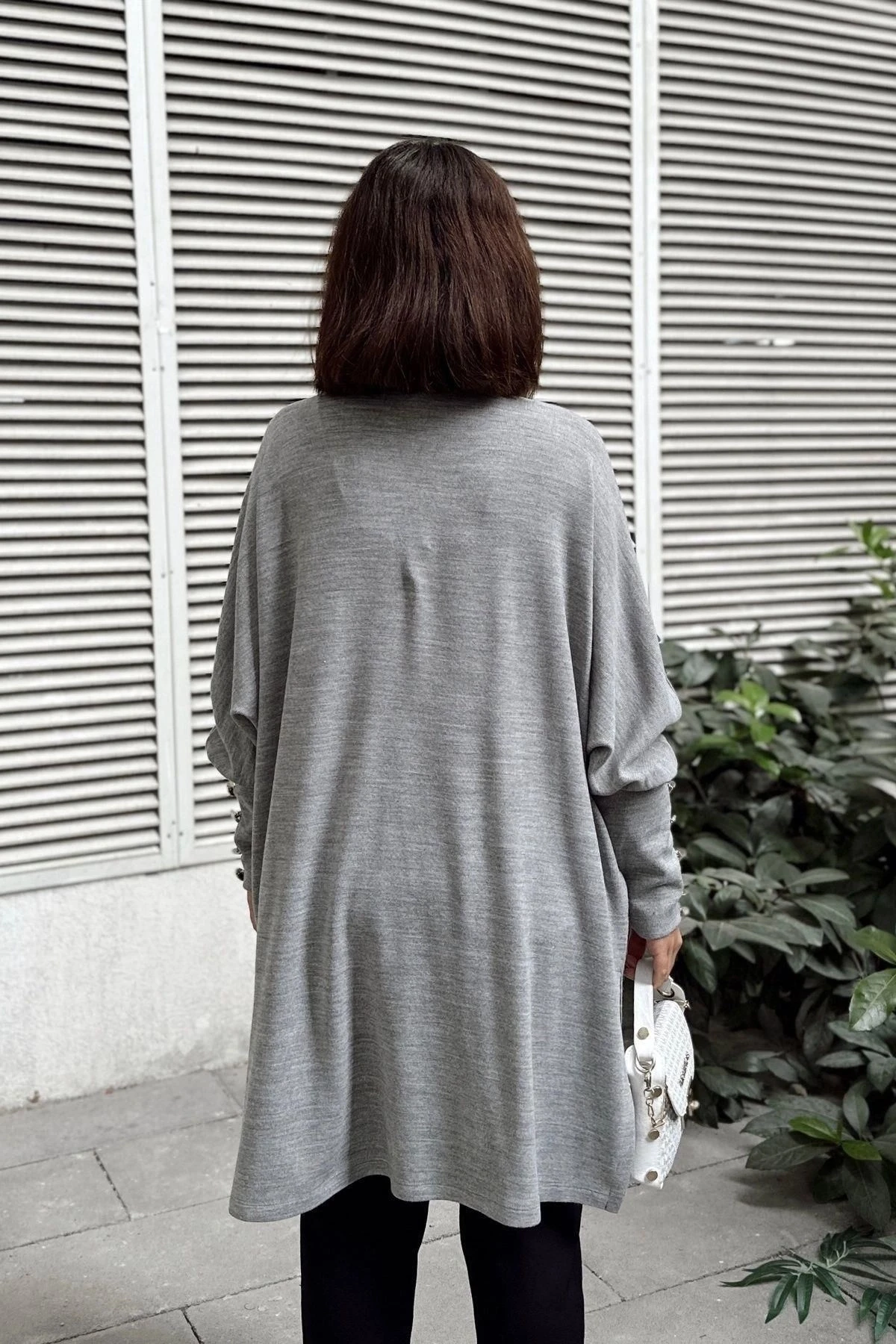 Kadın Gri Düz Şal Yaka, Uzun Kol, Düğme Detaylı Yırtmaçlı Yumuşak Dokulu Uzun Oversize Hırka