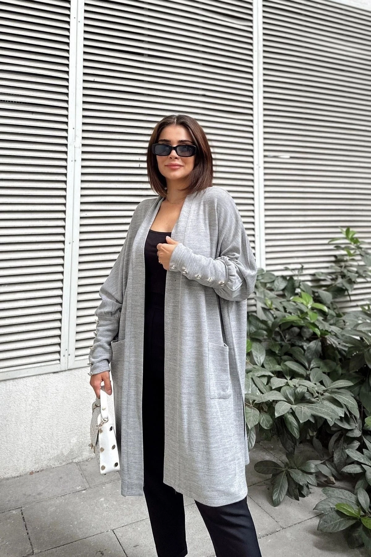 Kadın Gri Düz Şal Yaka, Uzun Kol, Düğme Detaylı Yırtmaçlı Yumuşak Dokulu Uzun Oversize Hırka