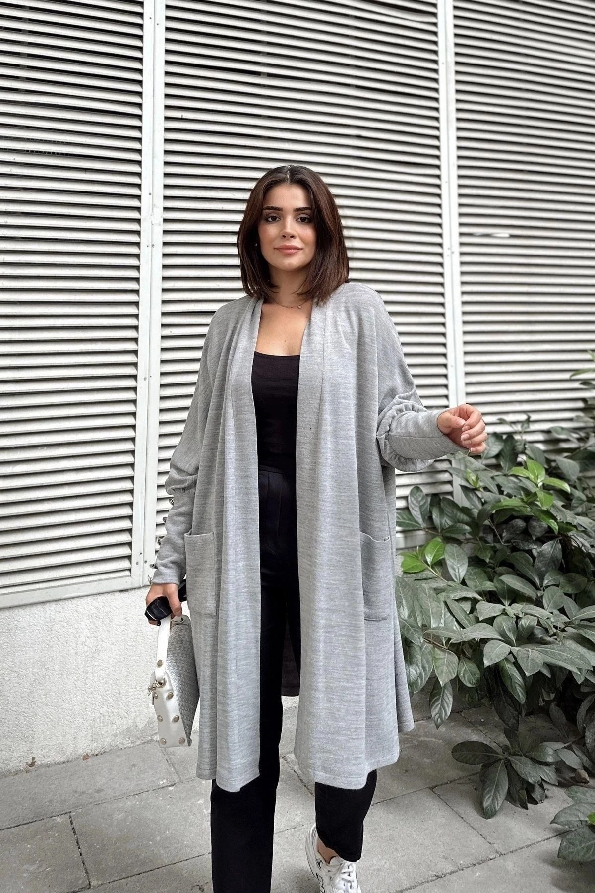 Kadın Gri Düz Şal Yaka, Uzun Kol, Düğme Detaylı Yırtmaçlı Yumuşak Dokulu Uzun Oversize Hırka