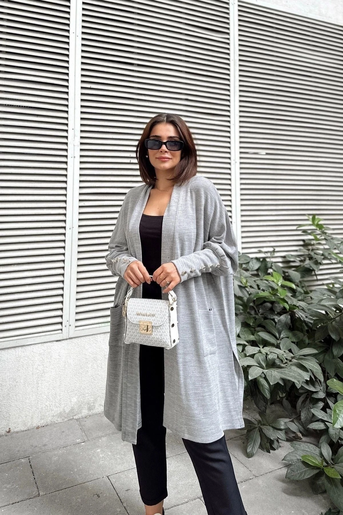 Kadın Gri Düz Şal Yaka, Uzun Kol, Düğme Detaylı Yırtmaçlı Yumuşak Dokulu Uzun Oversize Hırka