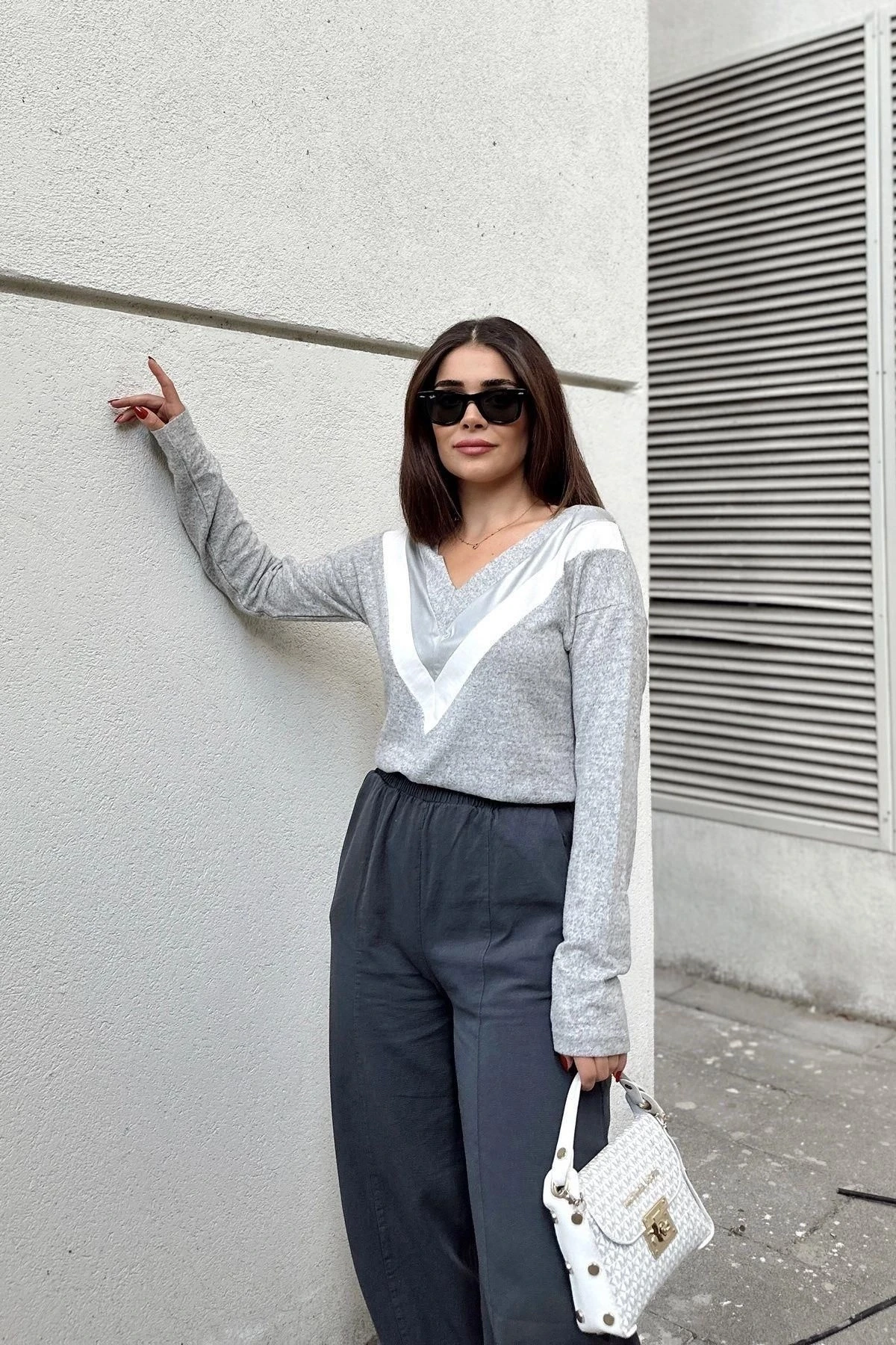 Kadın Gri Uzun Kollu V Yaka, Deri Detaylı, Color Block Bluz Sweatshirt & Pamuklu Kazak