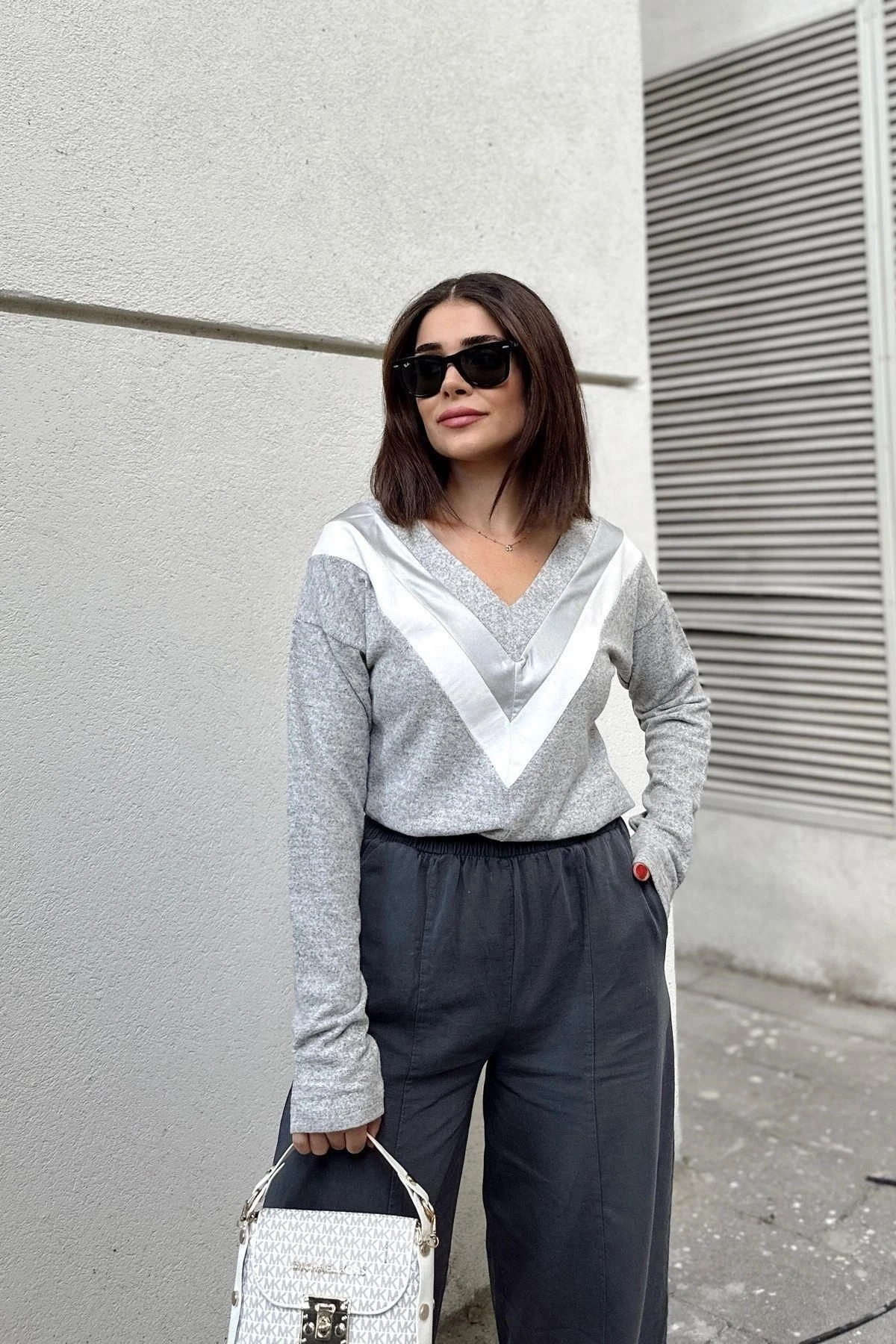 Kadın Gri Uzun Kollu V Yaka, Deri Detaylı, Color Block Bluz Sweatshirt & Pamuklu Kazak