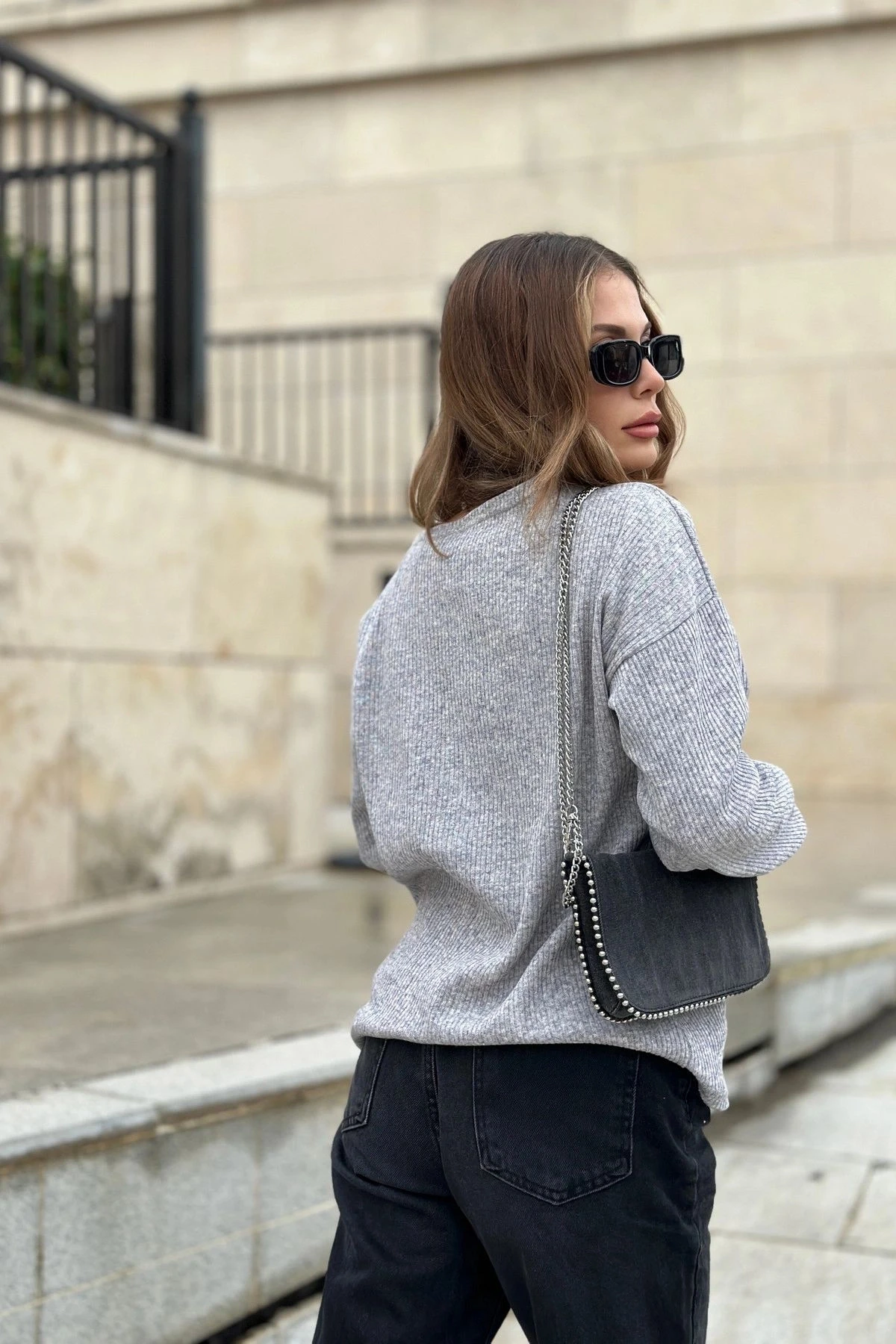 Kadın Gri Yumuşak Dokulu Düğmeli Triko Kazak, Uzun Kol, Regular Kesim, Standart Boy.