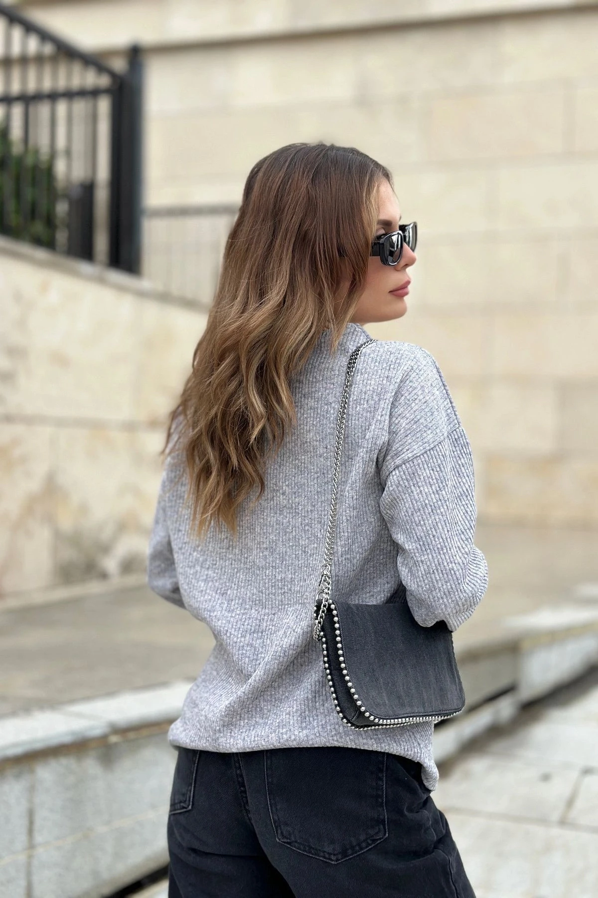 Kadın Gri Yumuşak Dokulu Düğmeli Triko Kazak, Uzun Kol, Regular Kesim, Standart Boy.