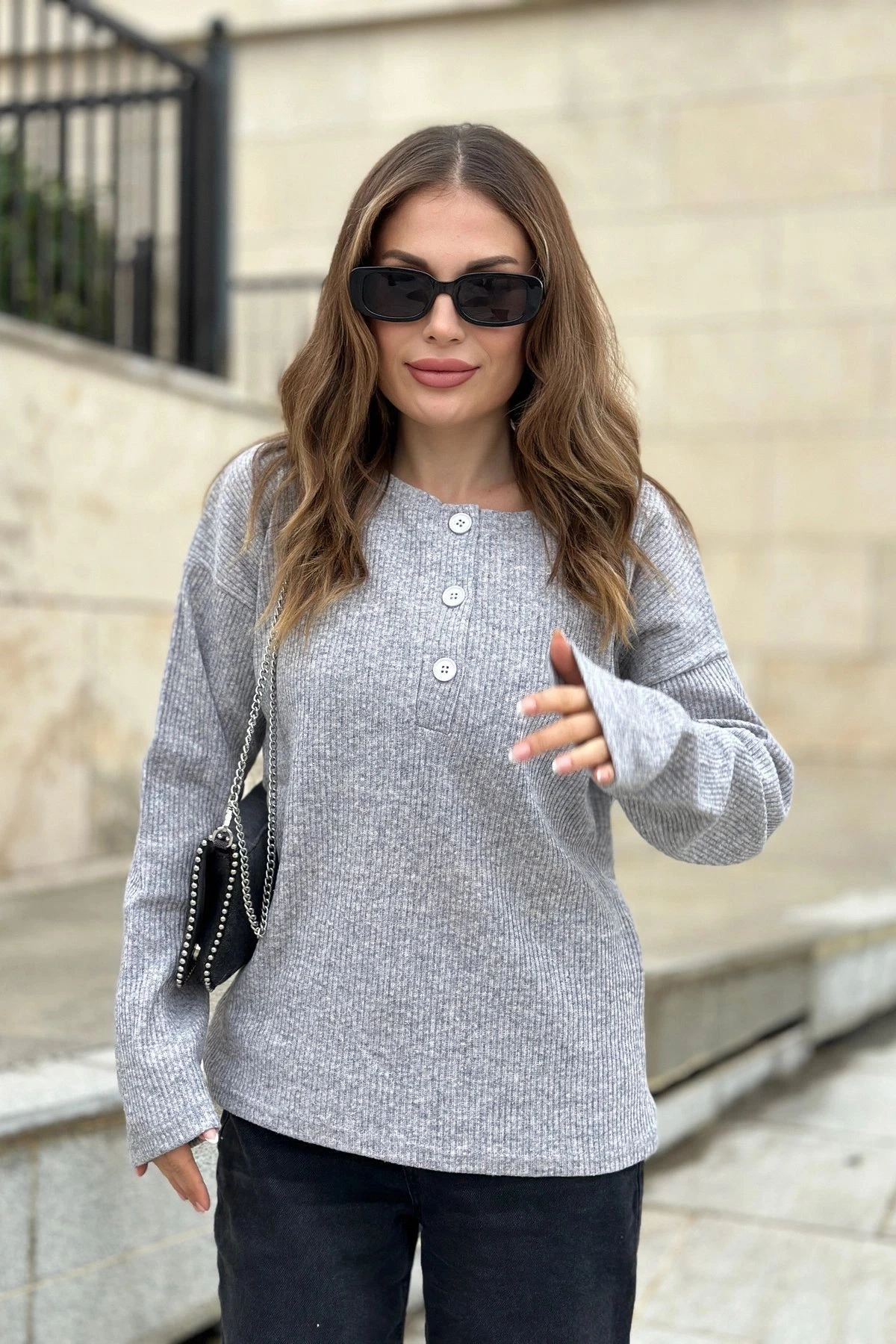 Kadın Gri Yumuşak Dokulu Düğmeli Triko Kazak, Uzun Kol, Regular Kesim, Standart Boy.