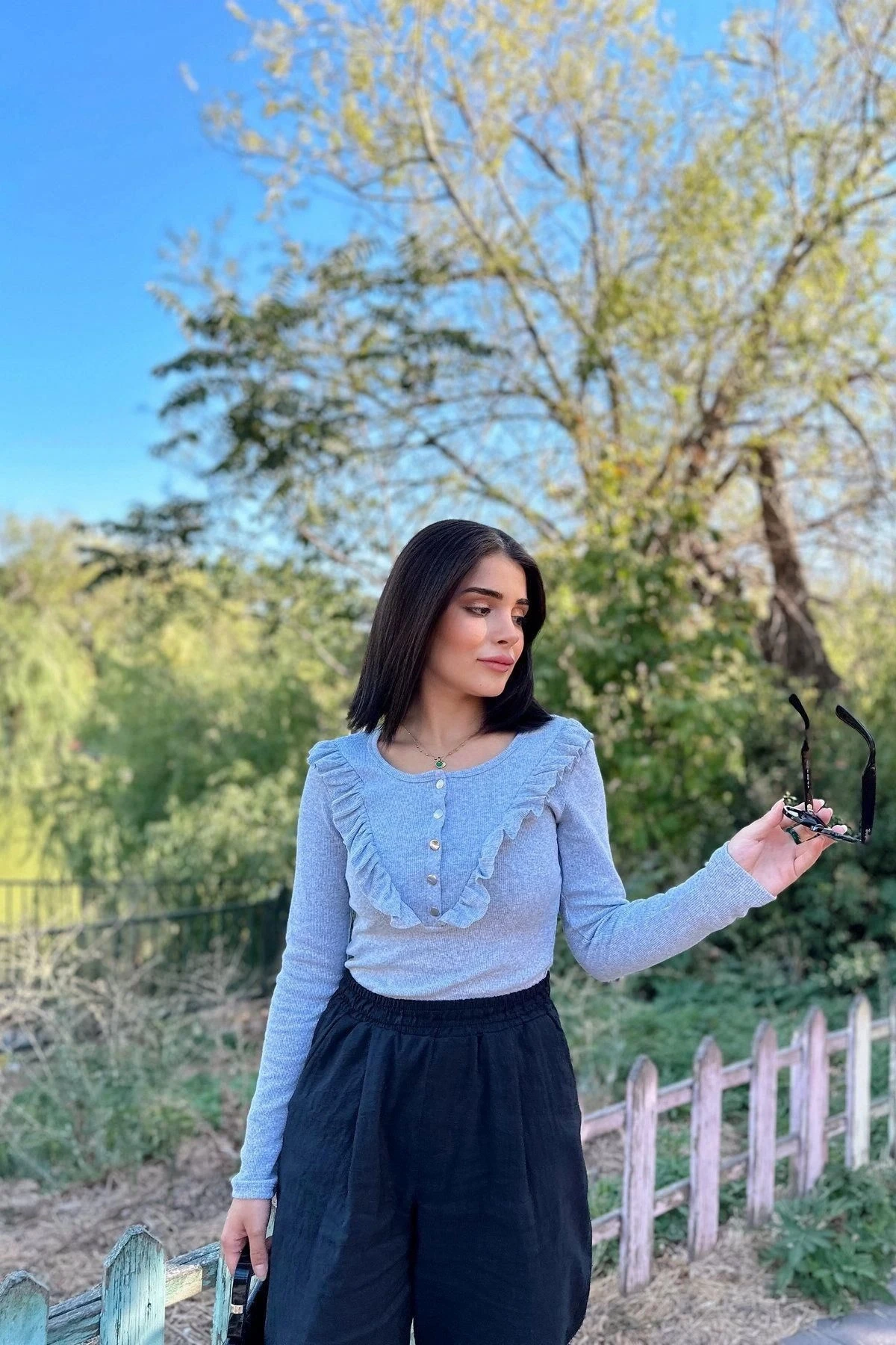 Kadın Gri Yuvarlak Yaka, Uzun Kol, Fırfır Detaylı Yarım Patlı Çıtçıtlı Kaşkorse Bluz