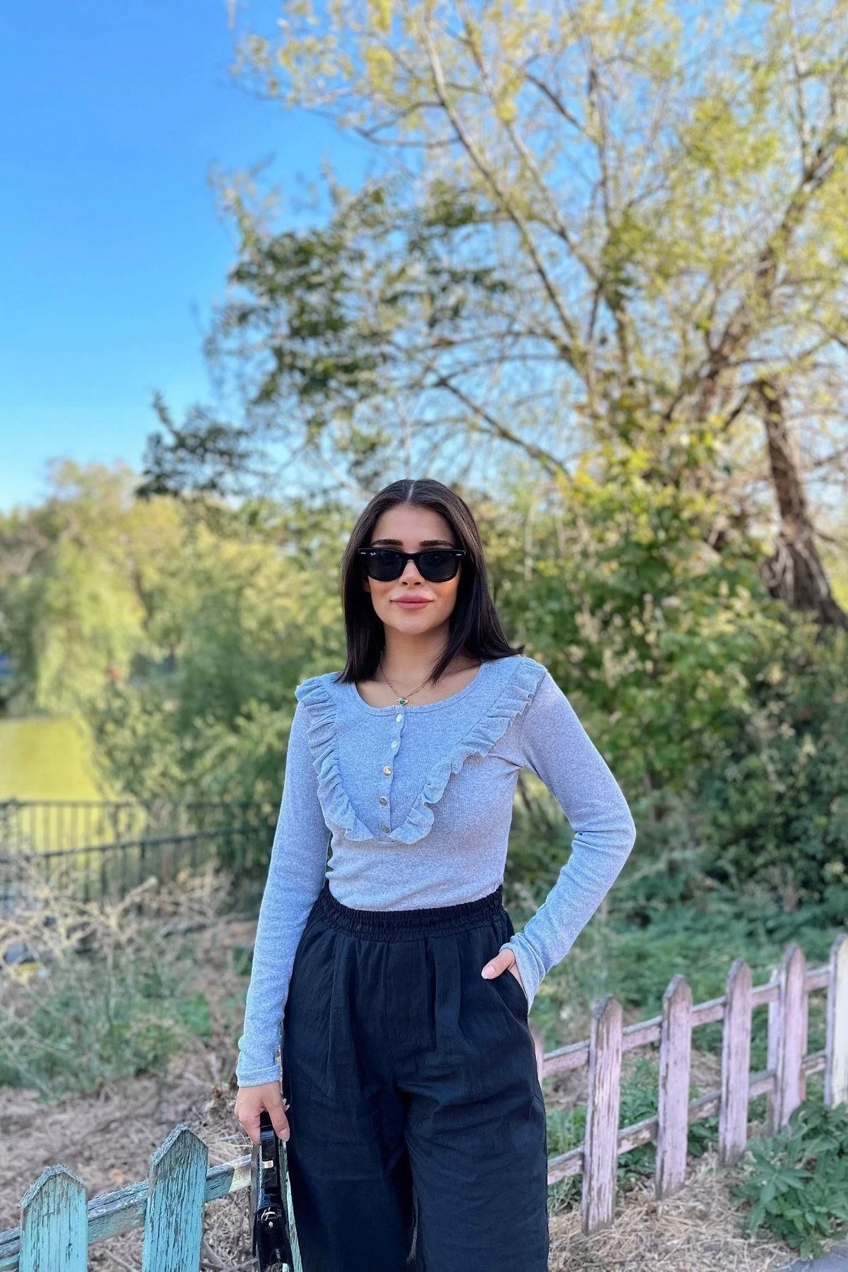 Kadın Gri Yuvarlak Yaka, Uzun Kol, Fırfır Detaylı Yarım Patlı Çıtçıtlı Kaşkorse Bluz