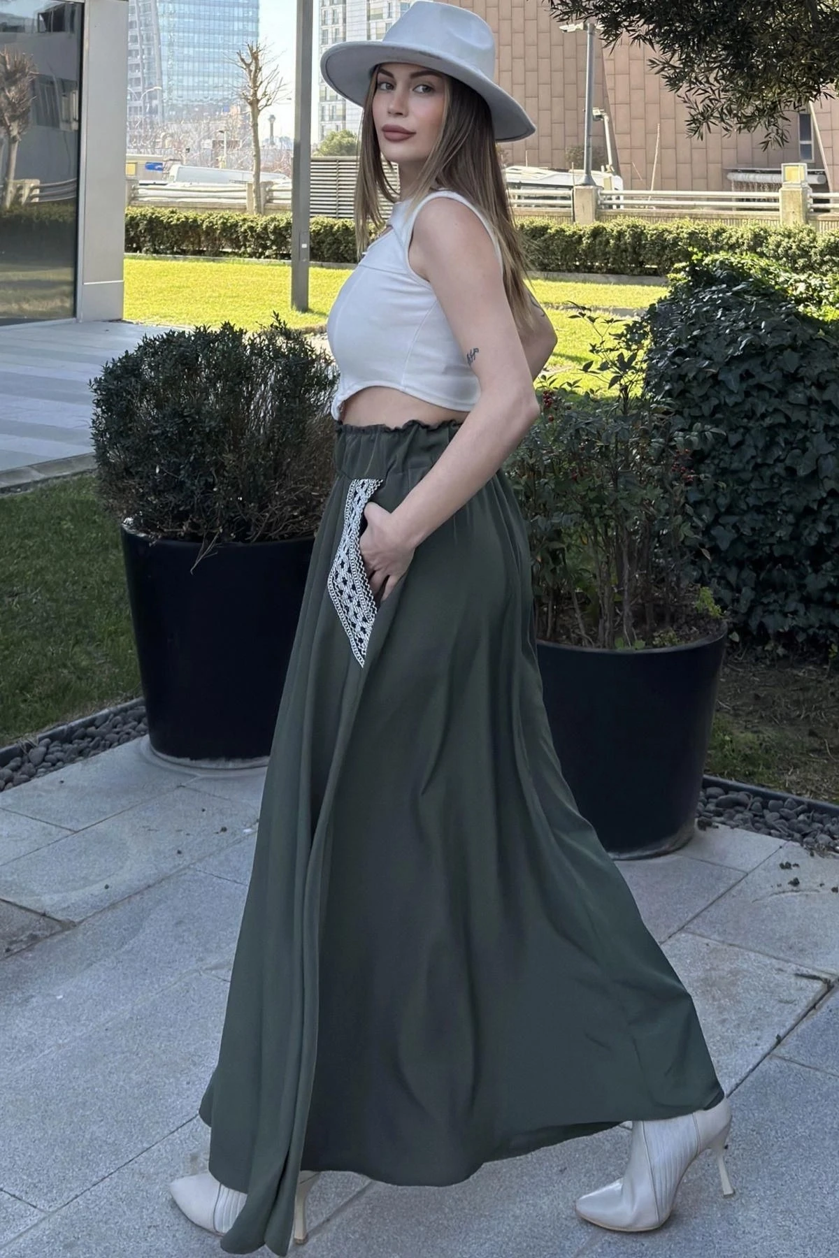 Kadın Haki Beli Lastikli, Cepleri Hasır İşlemeli, Rahat Kesim, Uzun Kiloş Etek