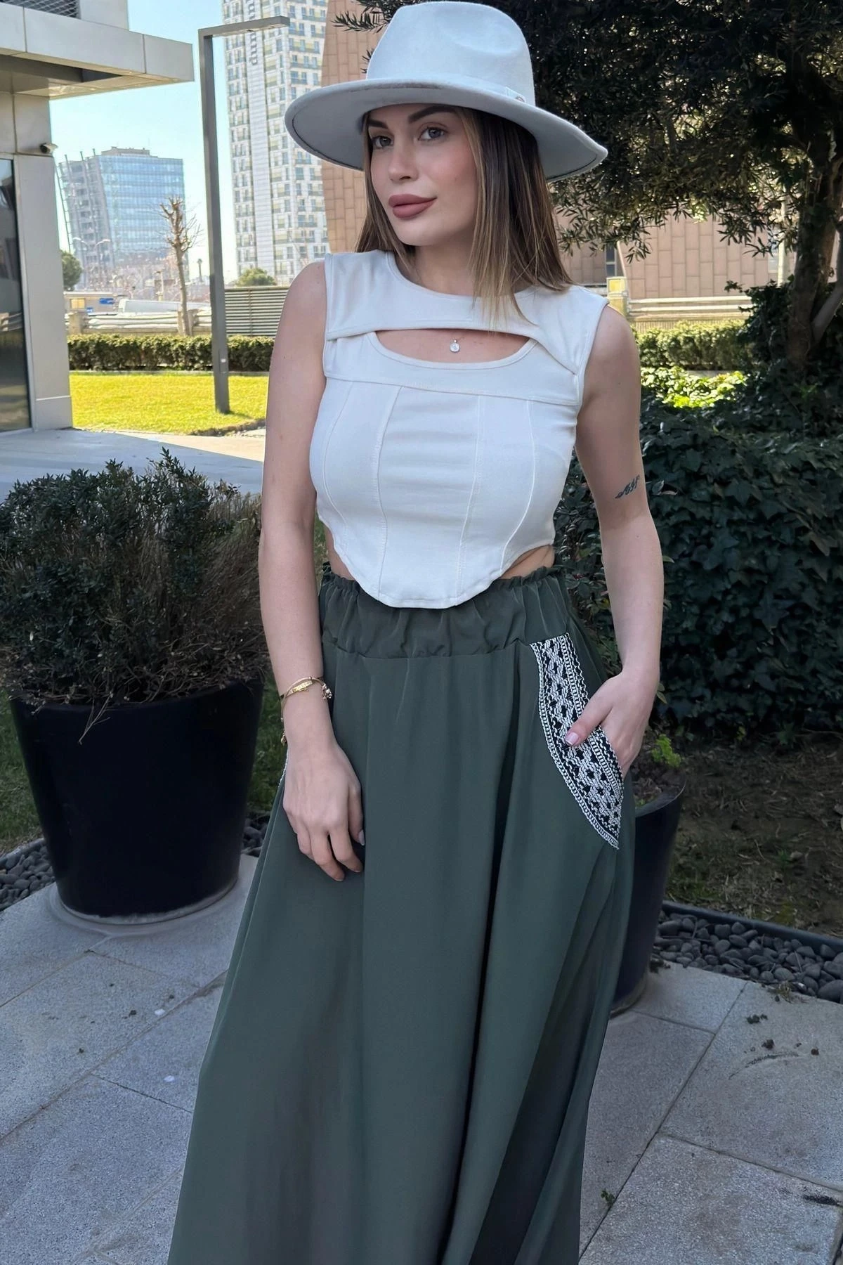 Kadın Haki Beli Lastikli, Cepleri Hasır İşlemeli, Rahat Kesim, Uzun Kiloş Etek