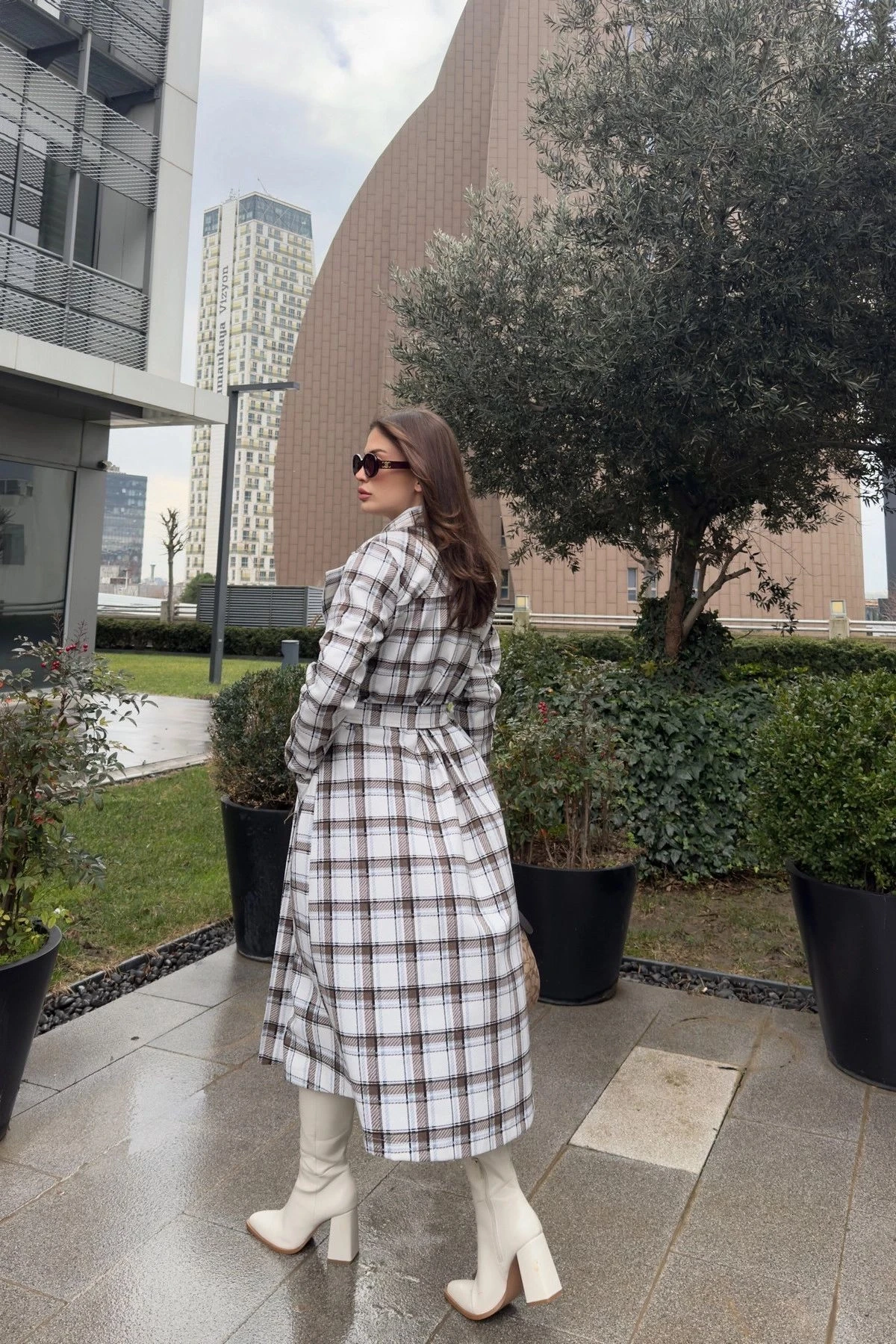 Kadın Kahve Kruvaze Yaka, Kemerli, Çift Cepli, Salaş Kesim Uzun Ekose Trençkot