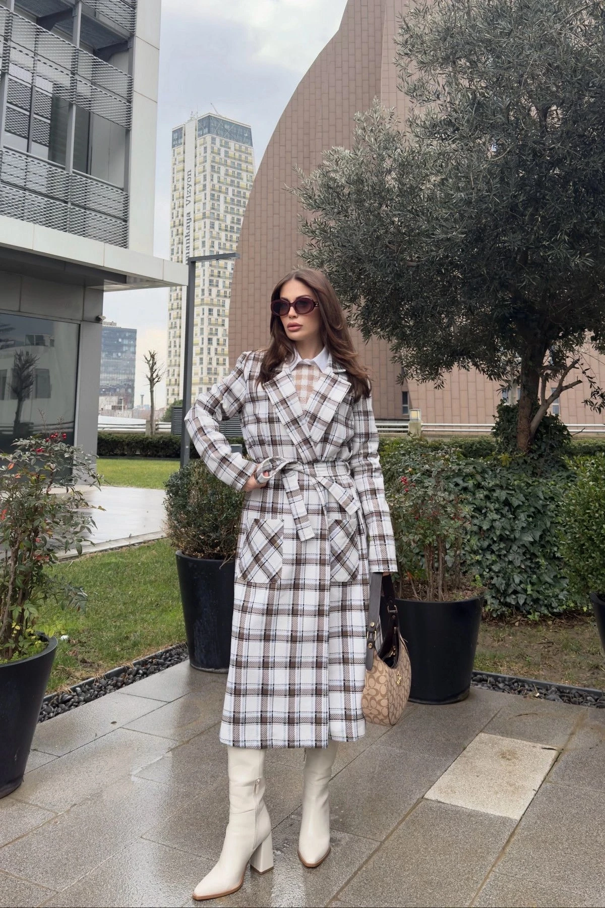 Kadın Kahve Kruvaze Yaka, Kemerli, Çift Cepli, Salaş Kesim Uzun Ekose Trençkot