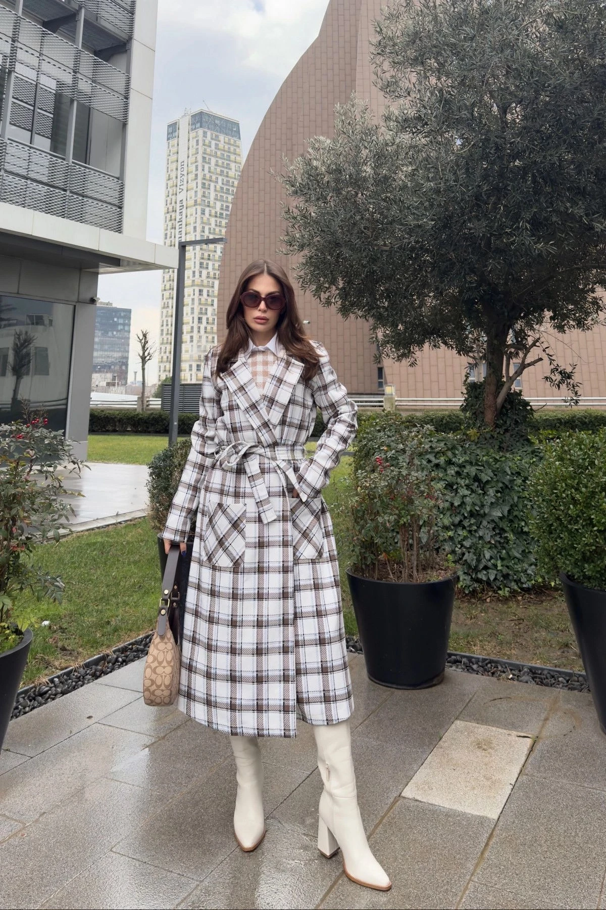 Kadın Kahve Kruvaze Yaka, Kemerli, Çift Cepli, Salaş Kesim Uzun Ekose Trençkot