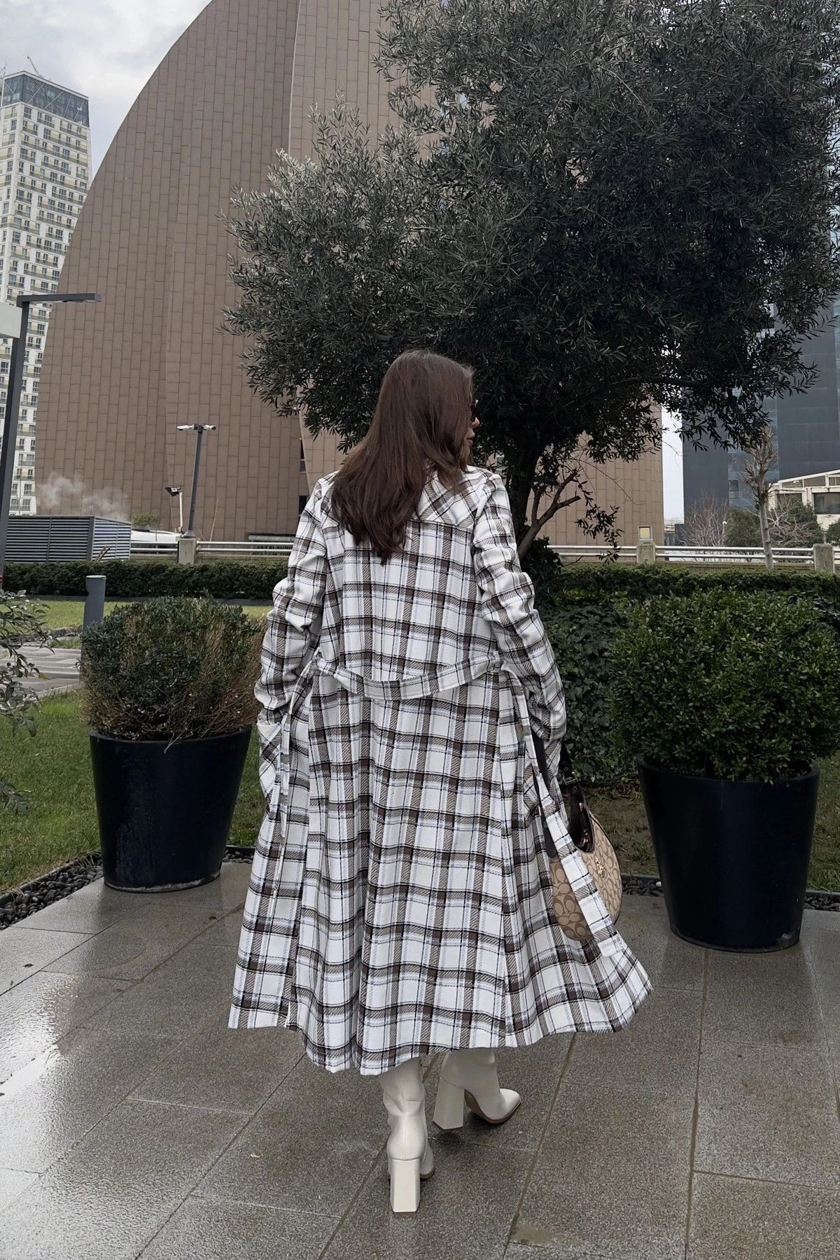 Kadın Kahve Kruvaze Yaka, Kemerli, Çift Cepli, Salaş Kesim Uzun Ekose Trençkot