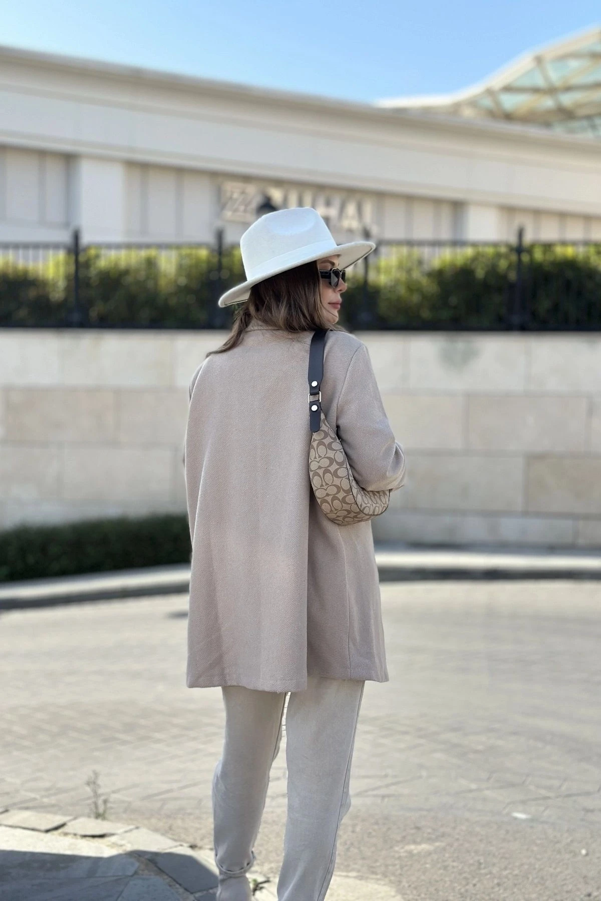 Kadın Krem Astarlı, Kruvaze Ceket Yaka, Tek Düğme, Rahat Kalıp, Fitilli Kaşe Kumaş Kaban