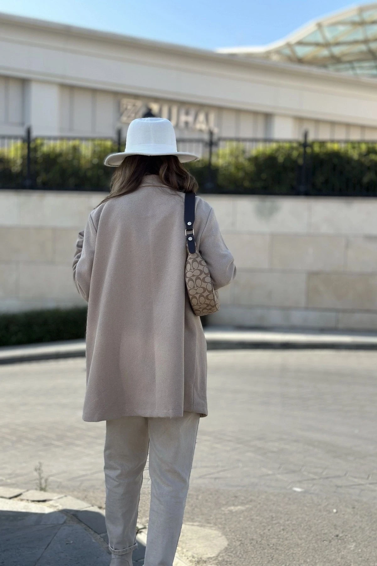 Kadın Krem Astarlı, Kruvaze Ceket Yaka, Tek Düğme, Rahat Kalıp, Fitilli Kaşe Kumaş Kaban