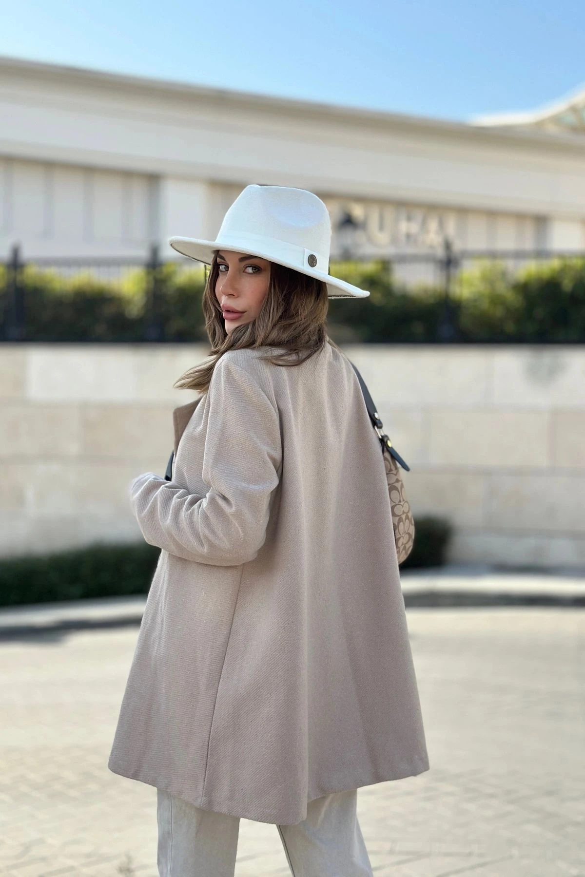 Kadın Krem Astarlı, Kruvaze Ceket Yaka, Tek Düğme, Rahat Kalıp, Fitilli Kaşe Kumaş Kaban