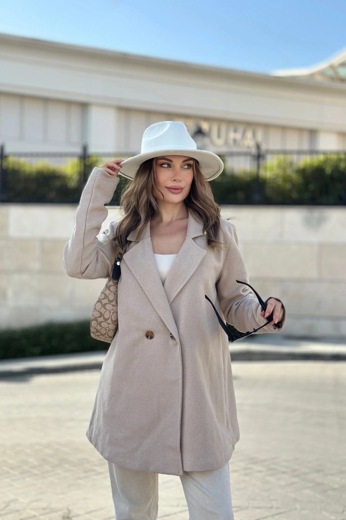 Kadın Krem Astarlı, Kruvaze Ceket Yaka, Tek Düğme, Rahat Kalıp, Fitilli Kaşe Kumaş Kaban