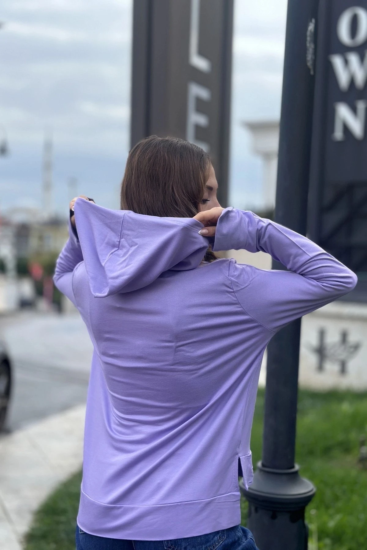 Kadın Lila Uzun Kol, Yırtmaç Detaylı, Arma Ve Yazı Detaylı, Kapüşonlu Sweatshirt Bluz