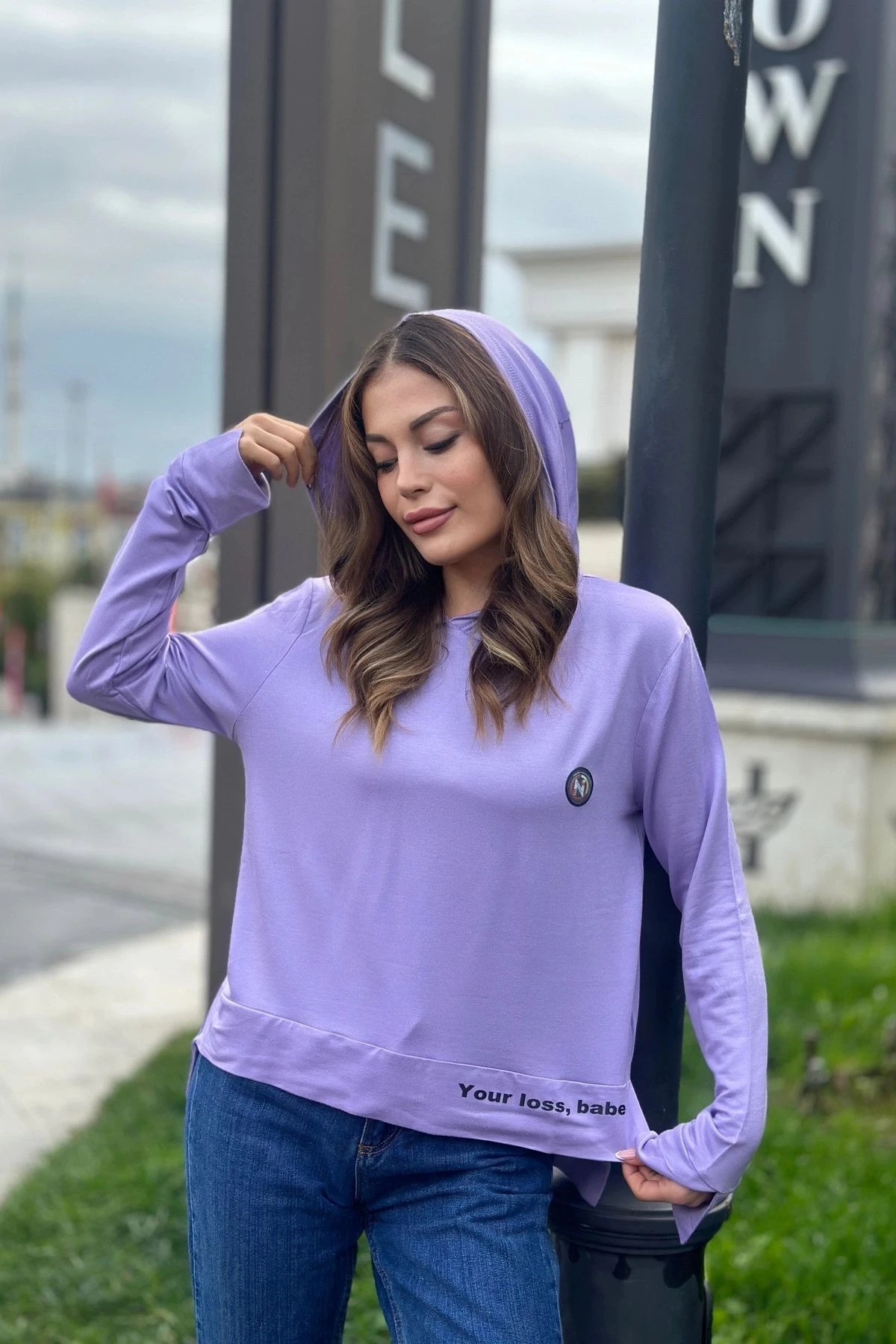 Kadın Lila Uzun Kol, Yırtmaç Detaylı, Arma Ve Yazı Detaylı, Kapüşonlu Sweatshirt Bluz