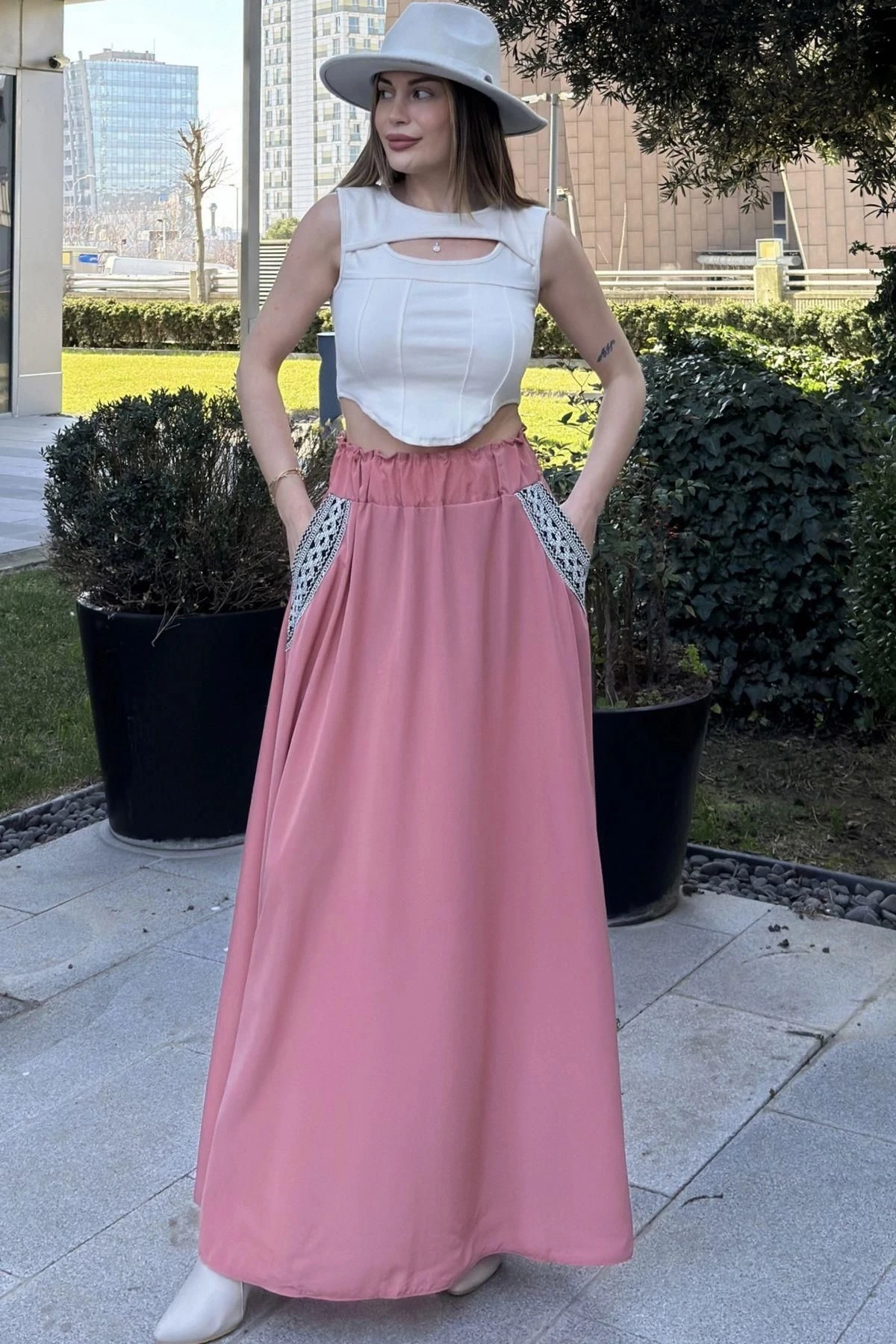 Kadın Pembe Beli Lastikli, Cepleri Hasır İşlemeli, Rahat Kesim, Uzun Kiloş Etek