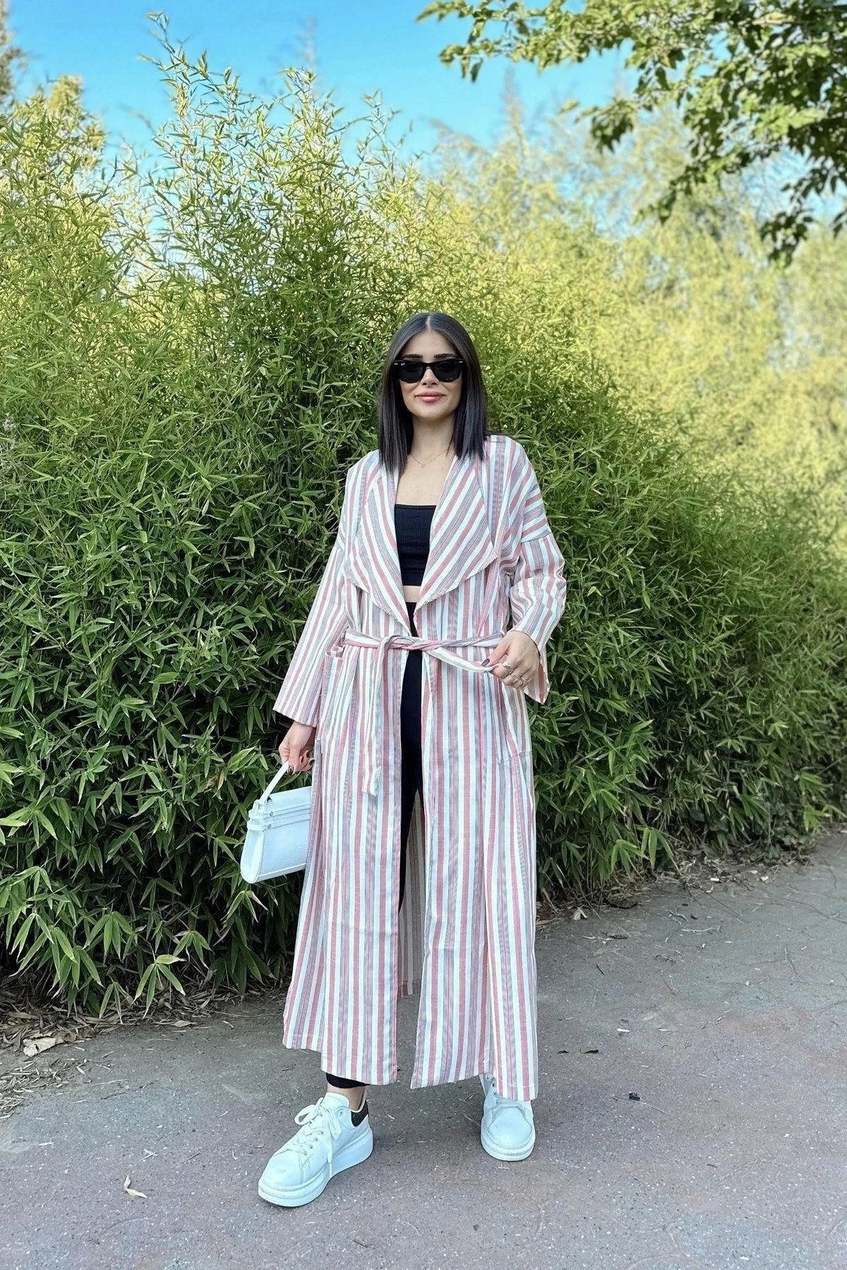 Kadın Pembe & Ekru Çizgili Kruvaze Yaka, Kemerli, Salaş Kesim, Yırtmaçlı, Çizgili, Uzun Trençkot