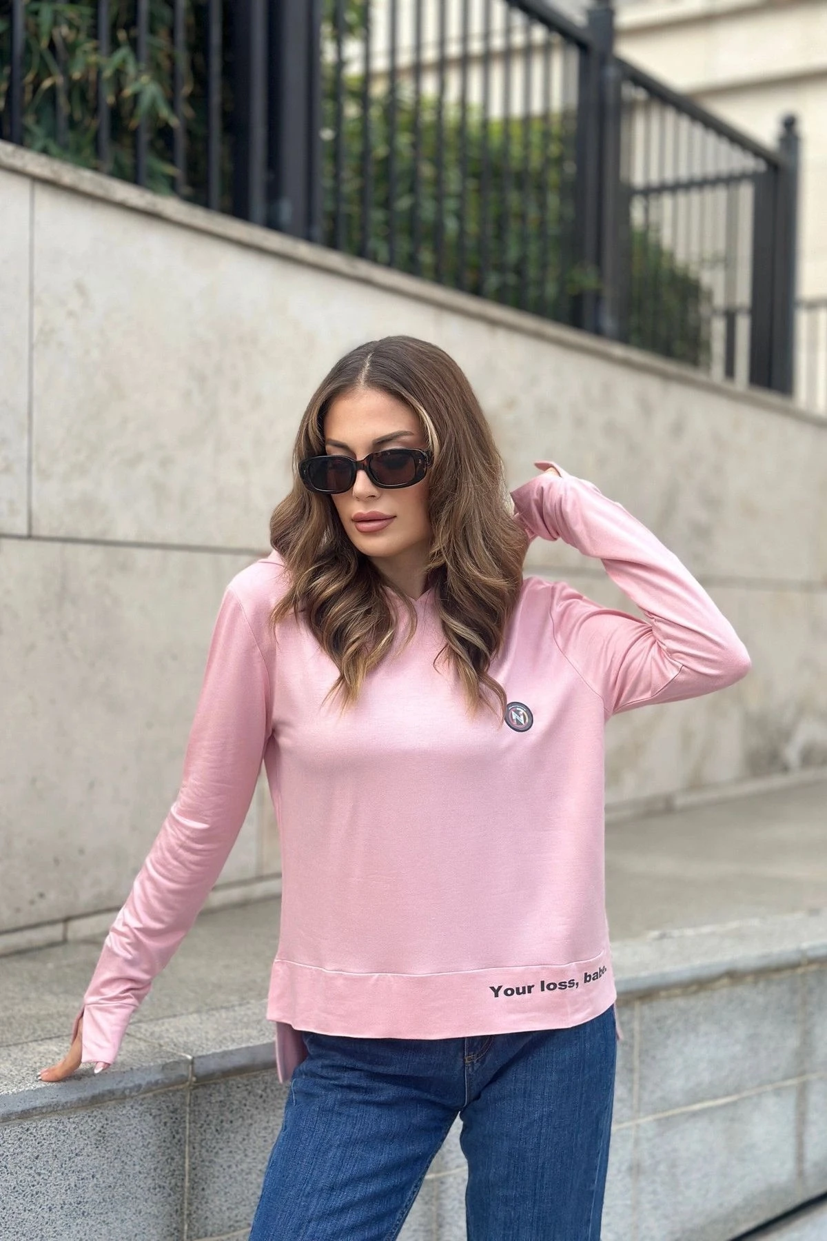 Kadın Pembe Uzun Kol, Yırtmaç Detaylı, Arma Ve Yazı Detaylı, Kapüşonlu Sweatshirt Bluz