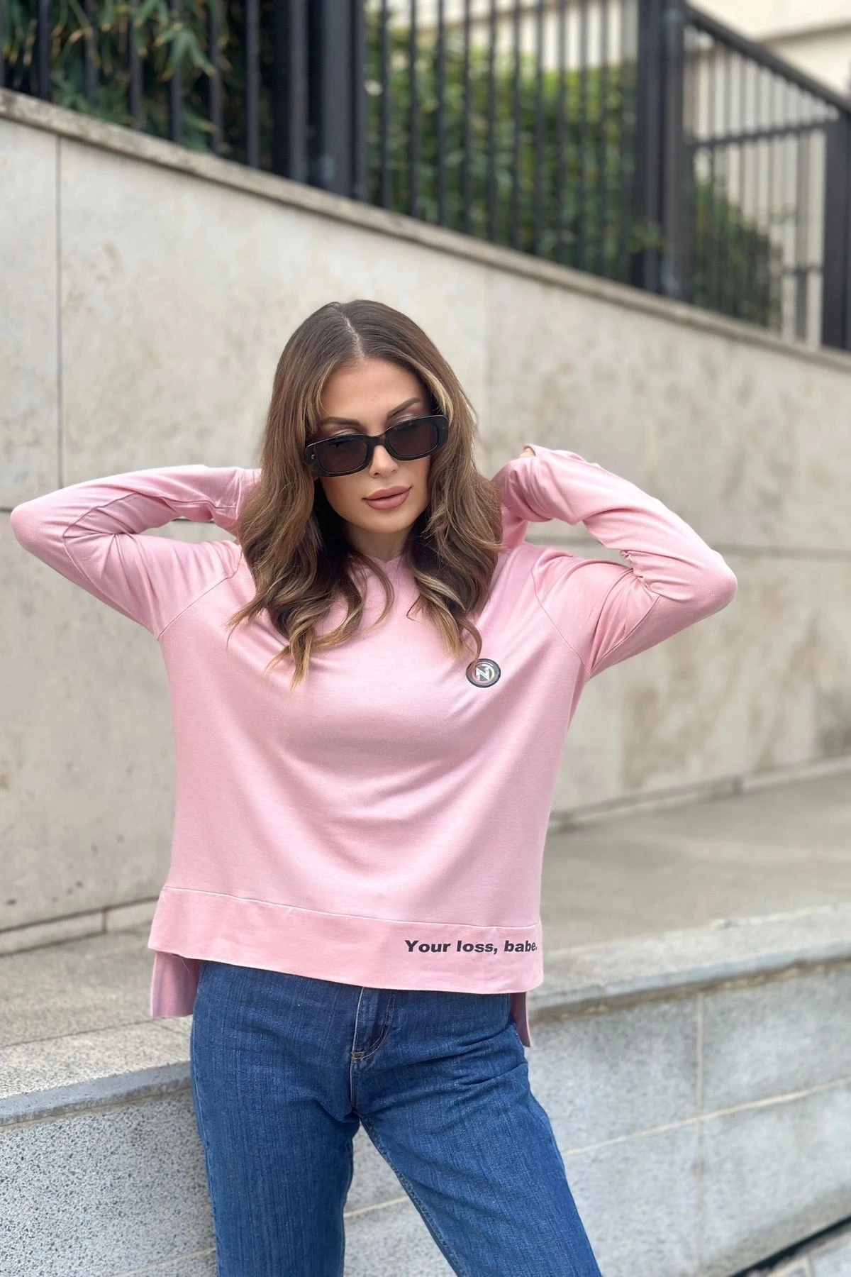 Kadın Pembe Uzun Kol, Yırtmaç Detaylı, Arma Ve Yazı Detaylı, Kapüşonlu Sweatshirt Bluz