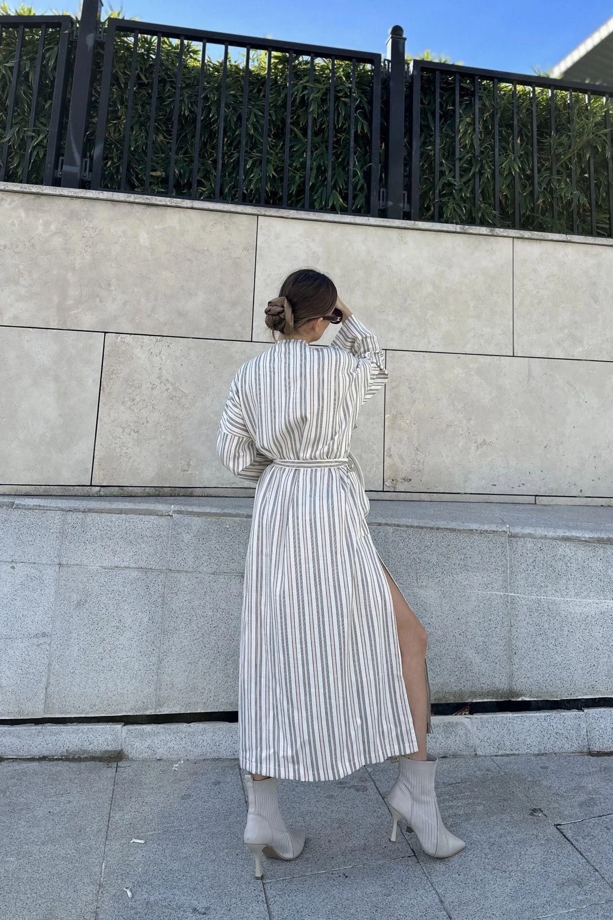 Kadın Pudra & Bej Çizgili Kruvaze Yaka, Kemerli, Salaş Kesim, Yırtmaçlı, Çizgili, Uzun Trençkot