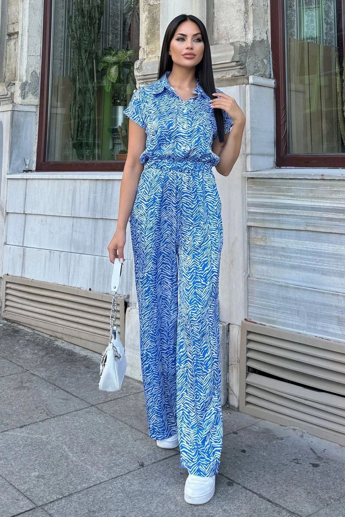 Kadın Saks Desenli, Yarım Kol Ve Yarım Patlı Gömlek Yaka, Beli Lastikli, Salaş Uzun Saten Tulum