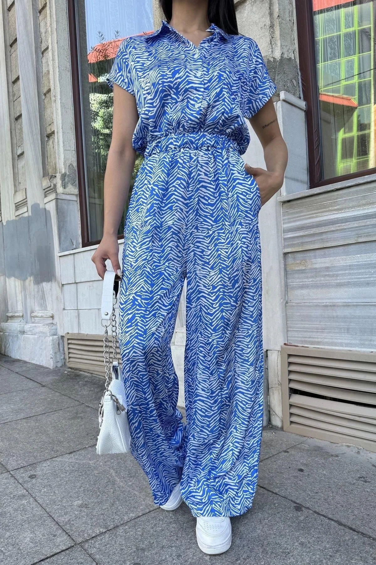 Kadın Saks Desenli, Yarım Kol Ve Yarım Patlı Gömlek Yaka, Beli Lastikli, Salaş Uzun Saten Tulum