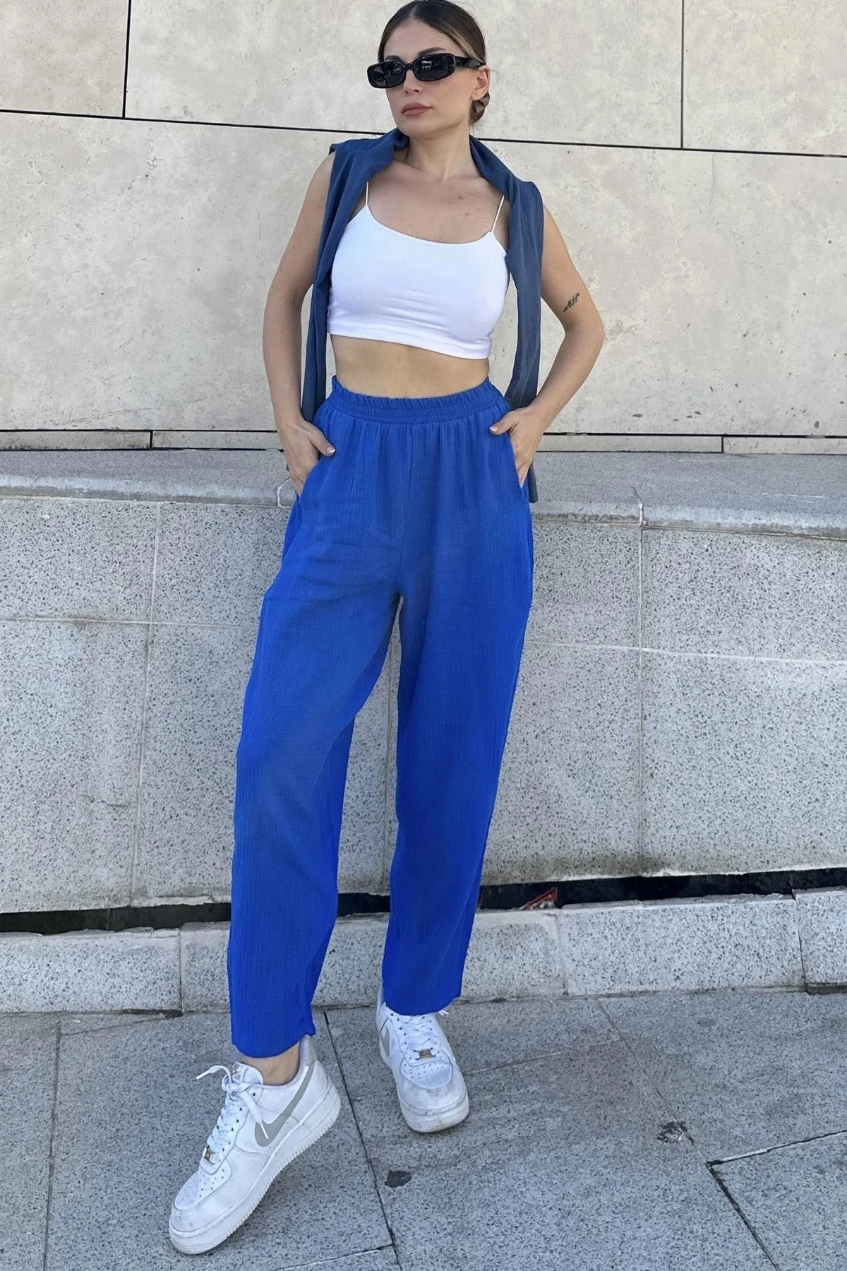 Kadın Saks İthal Müslin Kumaş, Beli Lastikli,Cepli Rahat Kalıp Pantolon - Tesettüre Uygun