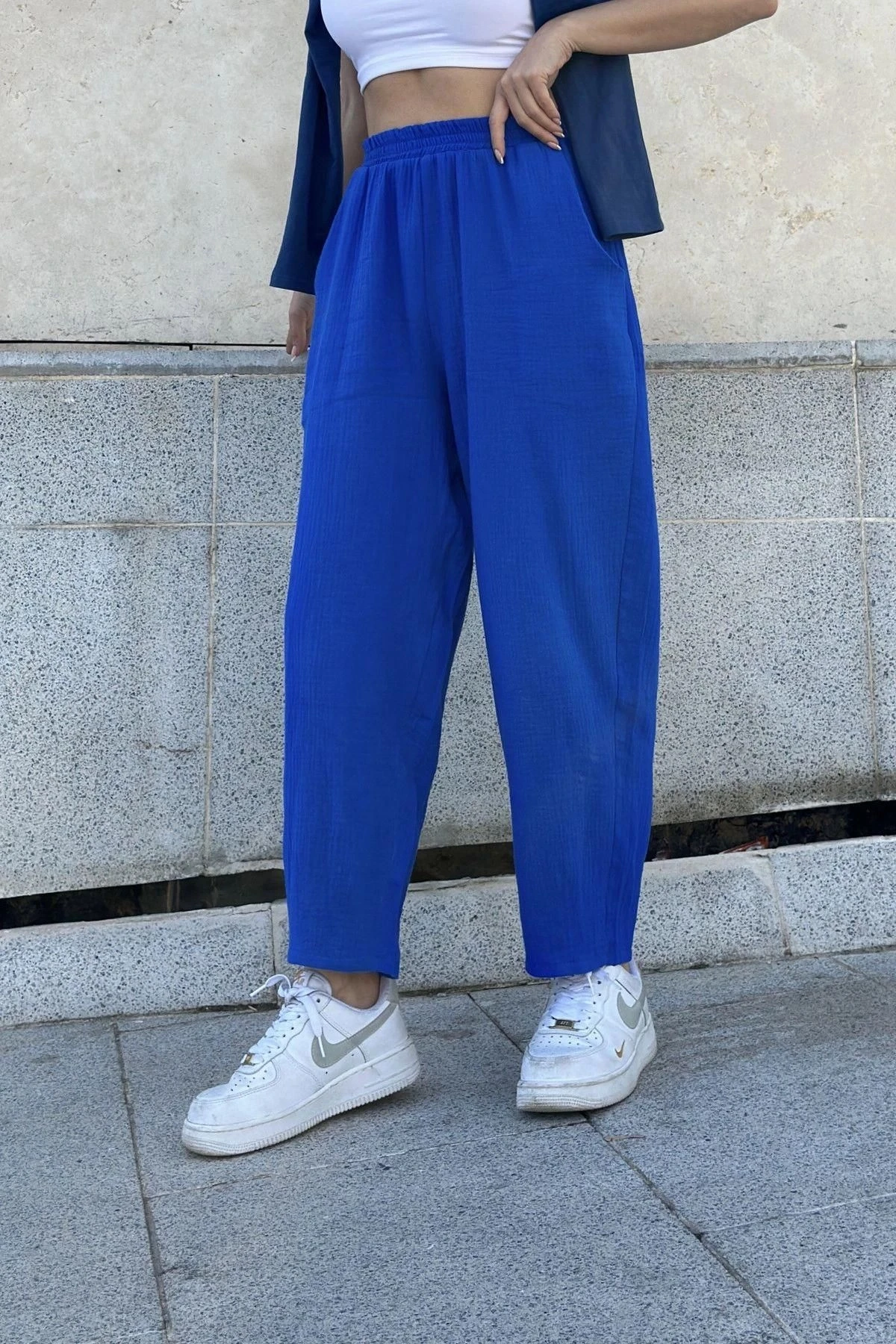 Kadın Saks İthal Müslin Kumaş, Beli Lastikli,Cepli Rahat Kalıp Pantolon - Tesettüre Uygun